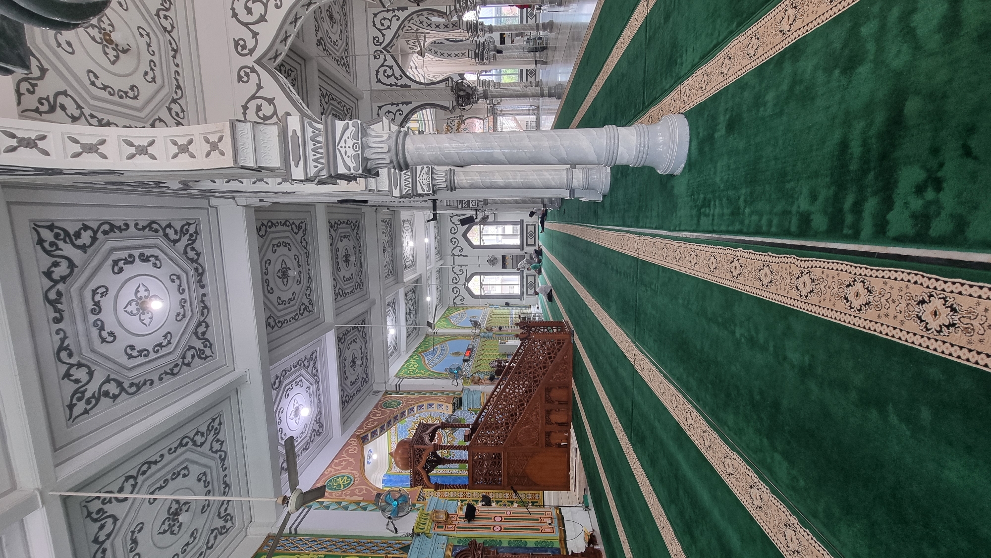 Inside and outside Masjid Al-Munawarah, Keudekruenggeukueh