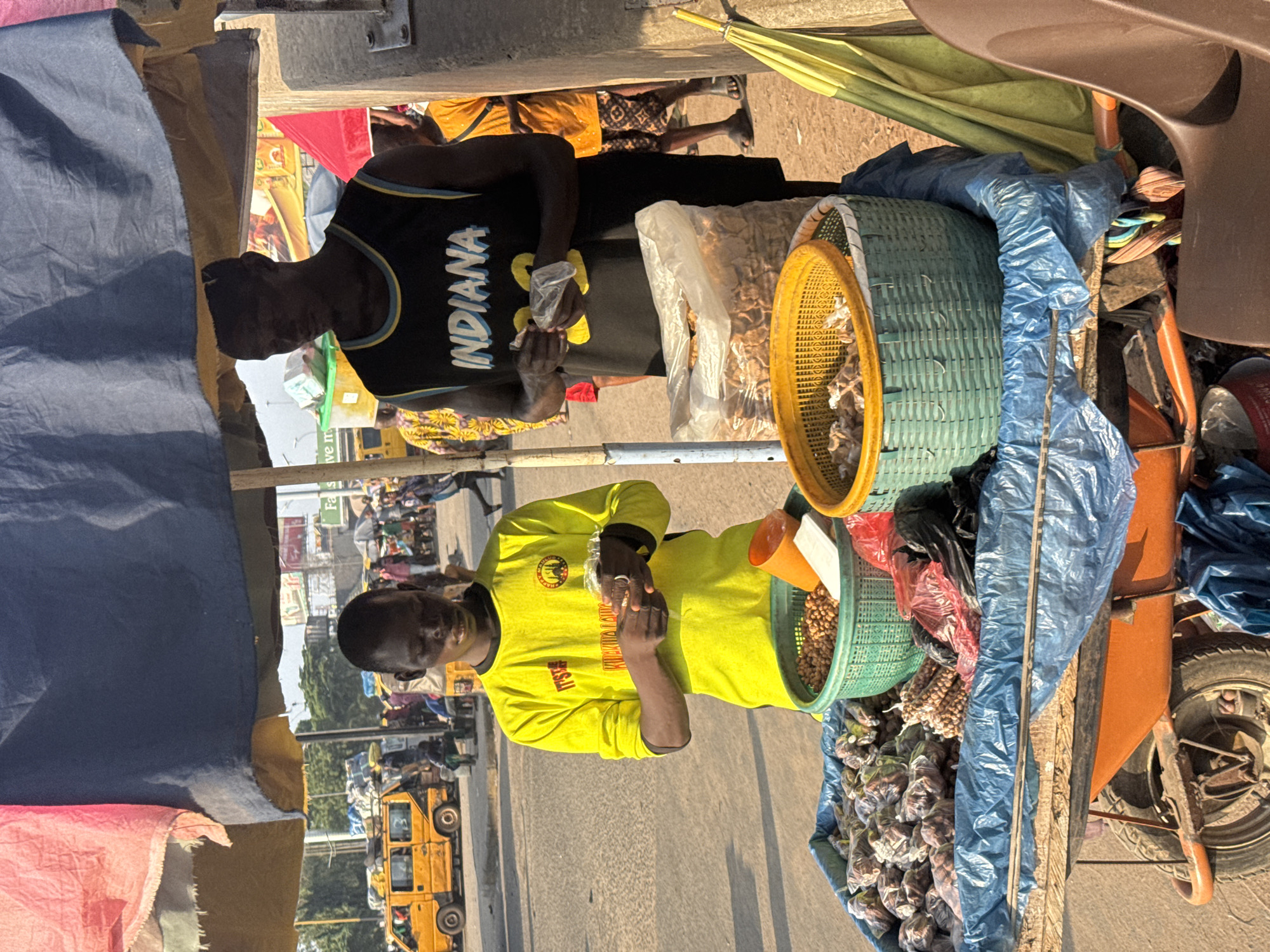 Busy afternoon across Onitsha-area markets and streets