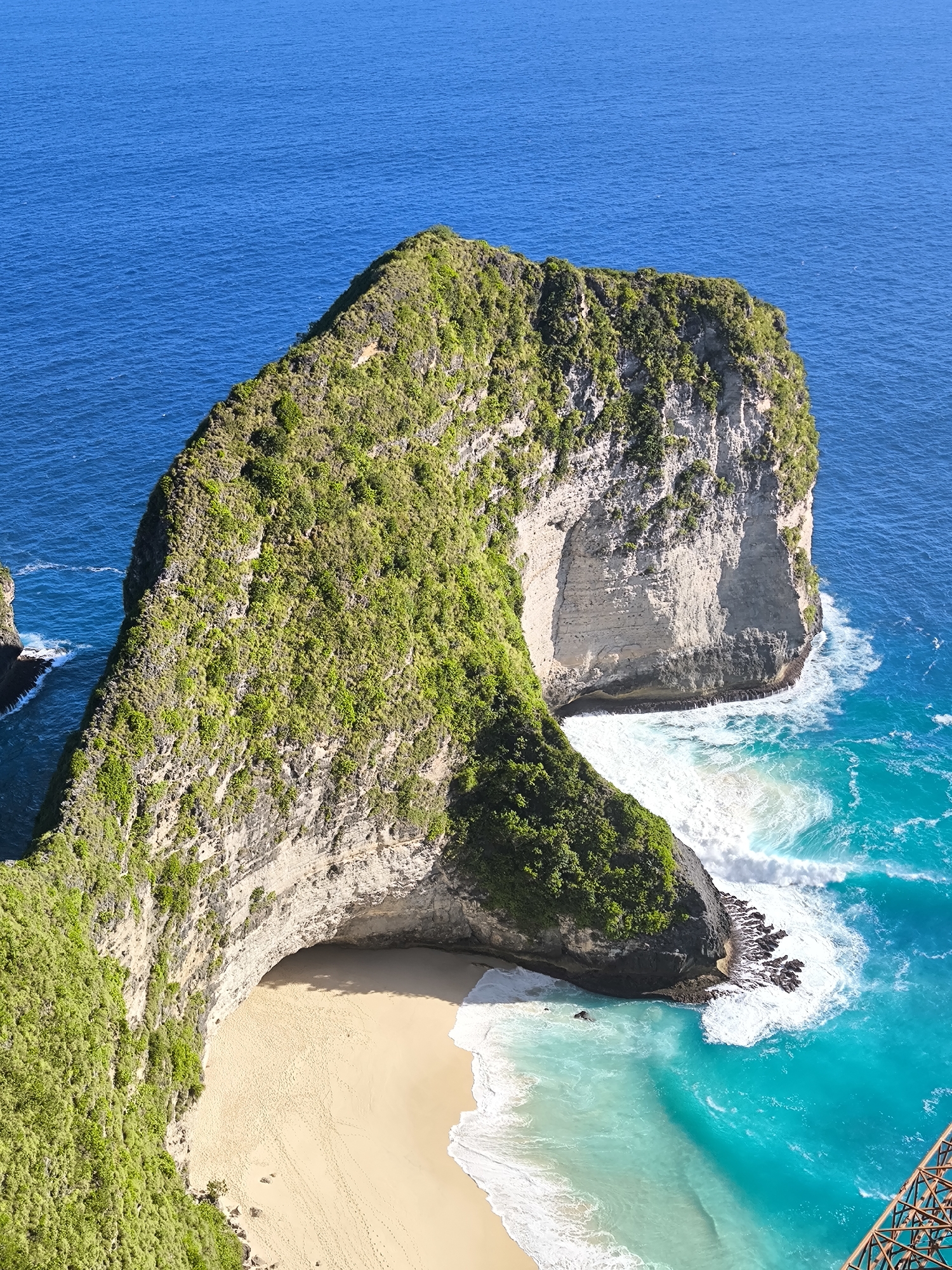 Tourist captures scenic views of Kelingking Beach, Nusa Penida