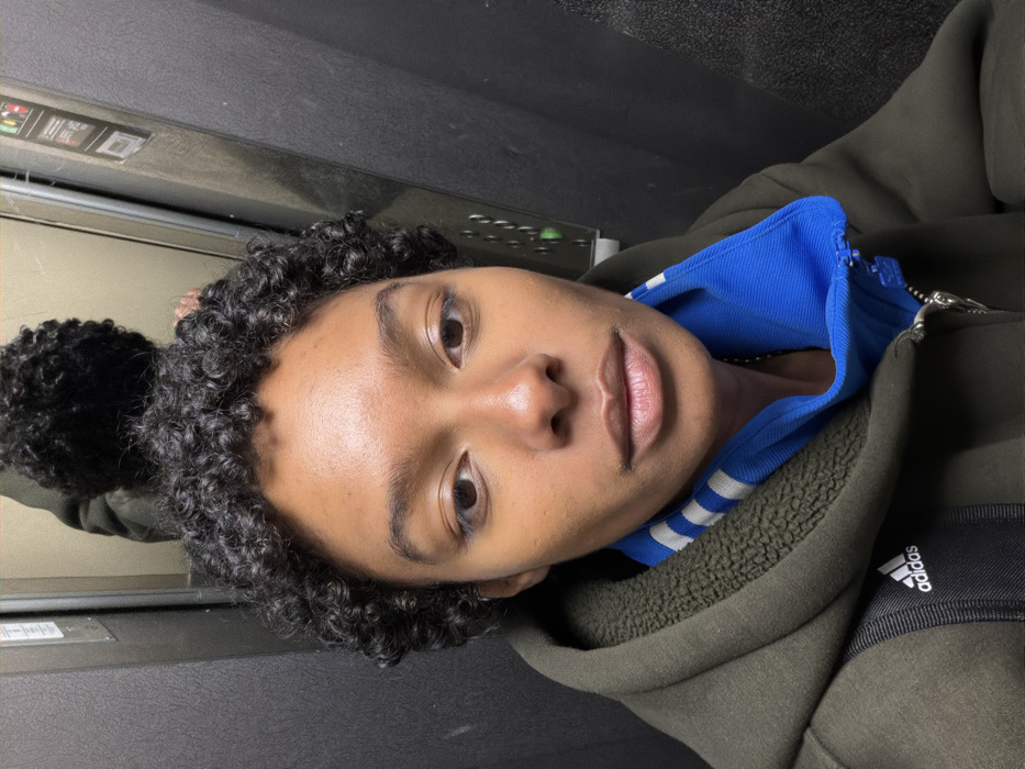 Person photographed twice in Paris elevator area within minutes