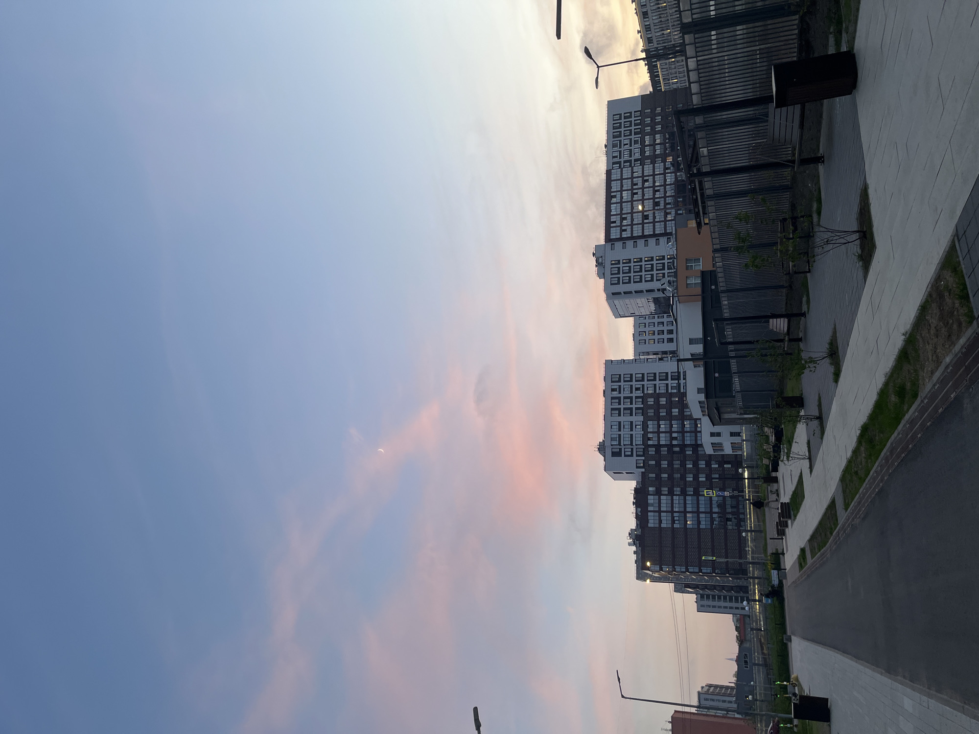 Everyday life documented across Saint Petersburg neighborhoods Tuesday evening