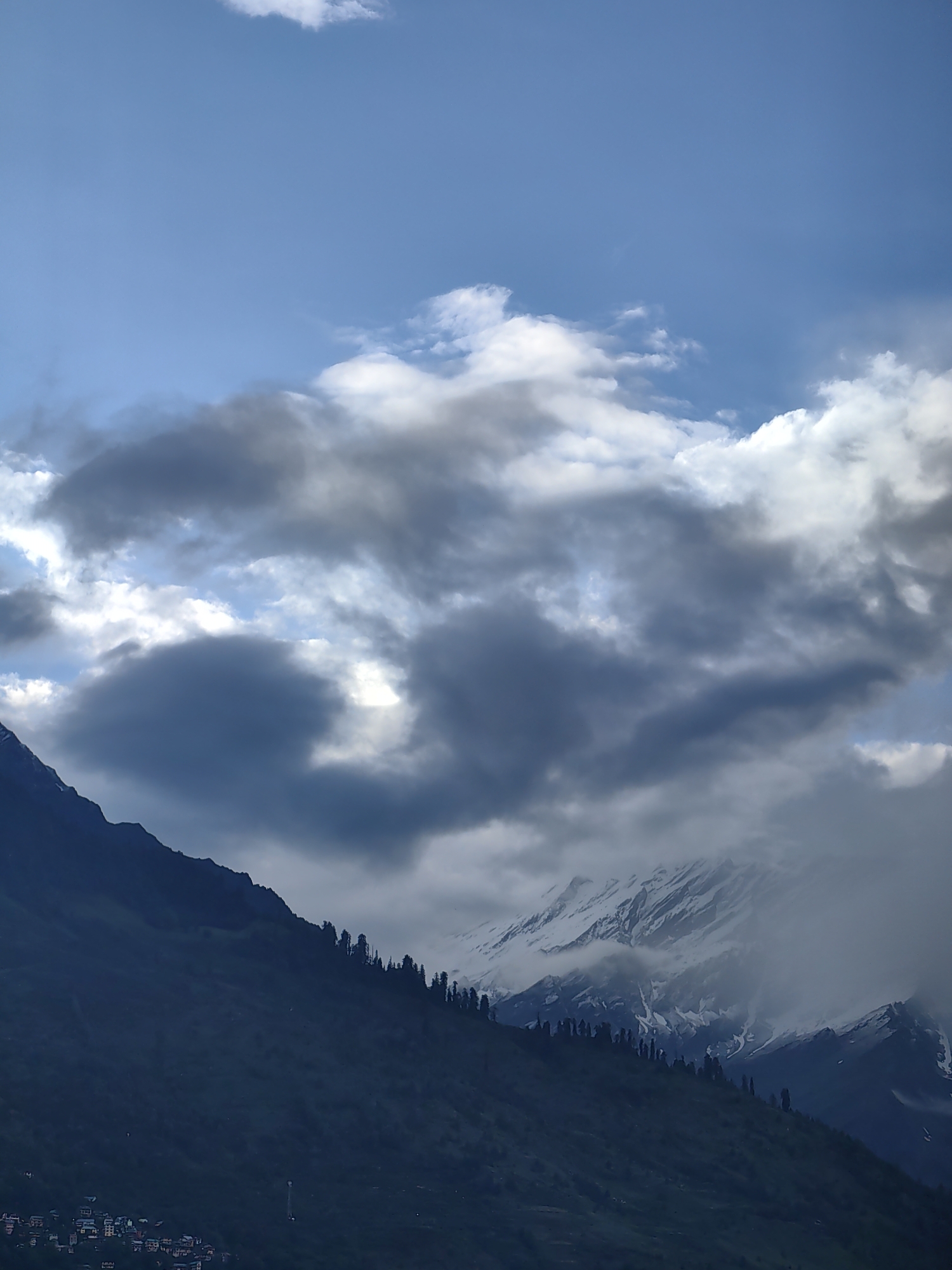 Himalayan afternoon in Vashisht: mountains, rainbows, tandoor cooking, local life