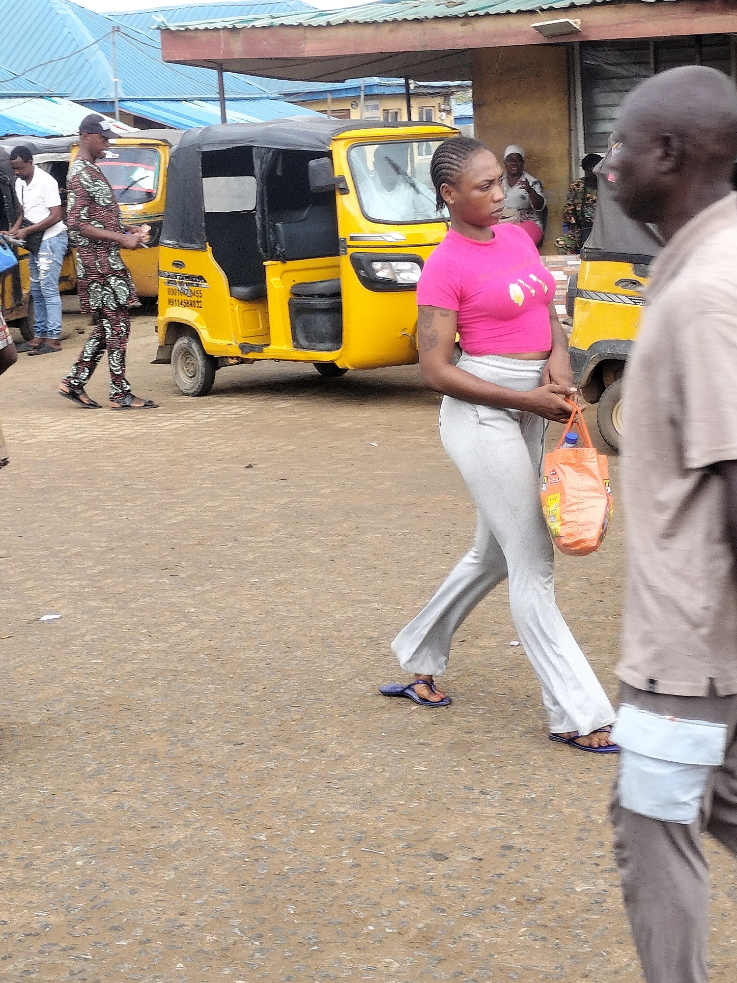 Morning street life documented in Ikorodu transportation area