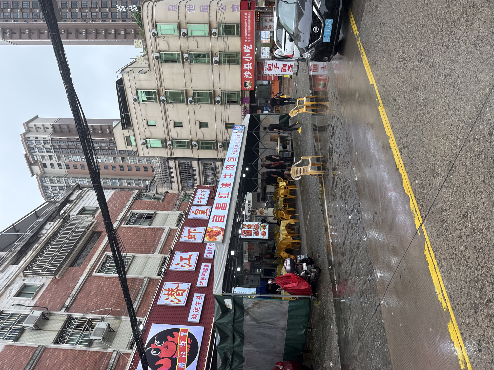 Draft beer and street scenes at a Huizhou outdoor bar