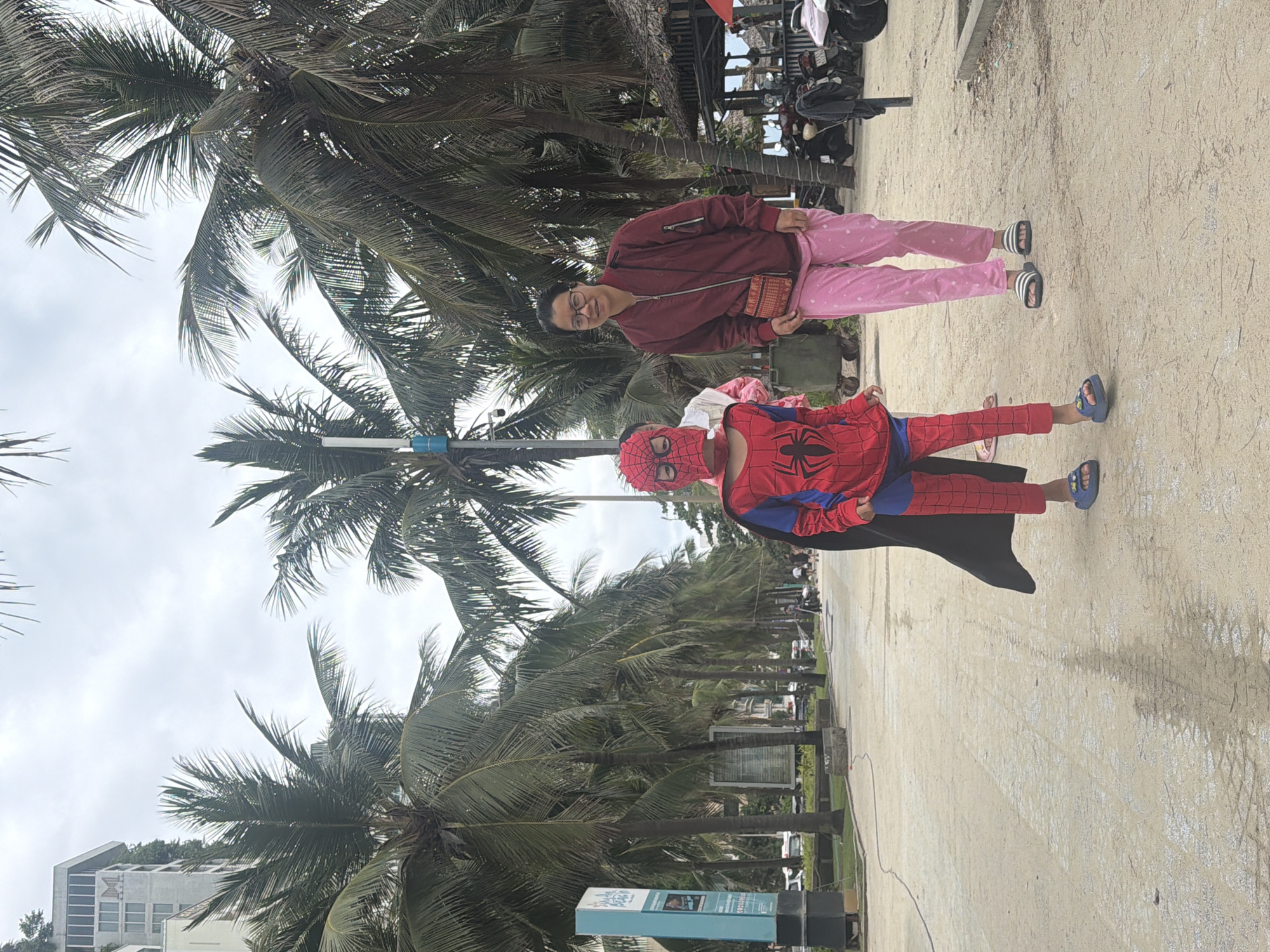 Woman and costumed child spotted on Đà Nẵng beach