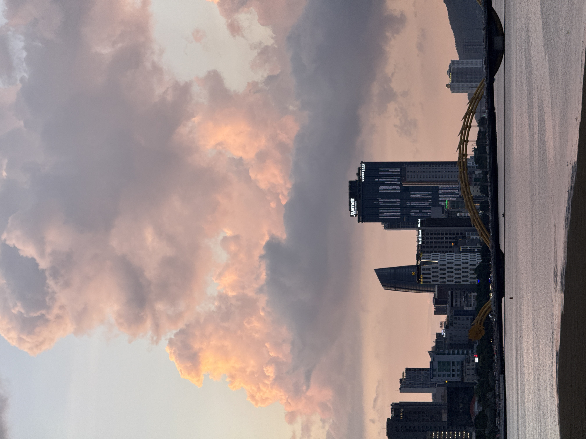 Evening Street Life and Sunsets Documented Across Đà Nẵng