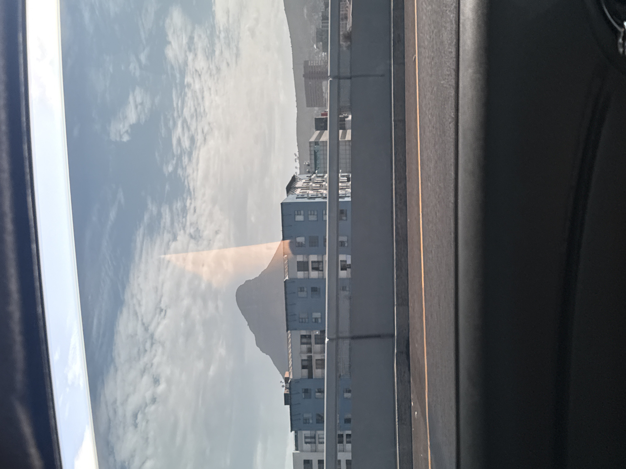 Traveler captures Cape Town mountain views from moving vehicle