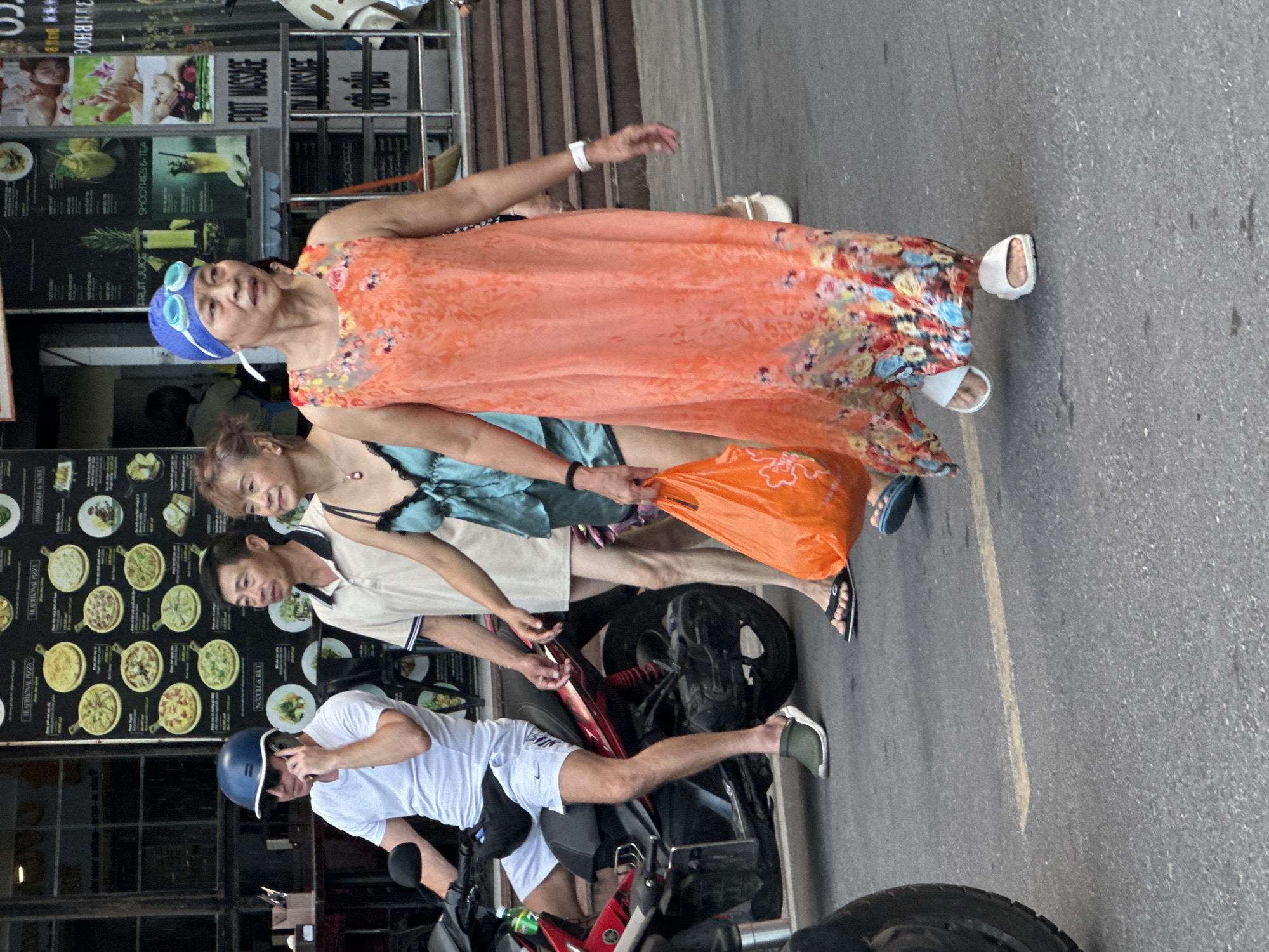 Morning street life captured across Nha Trang ward