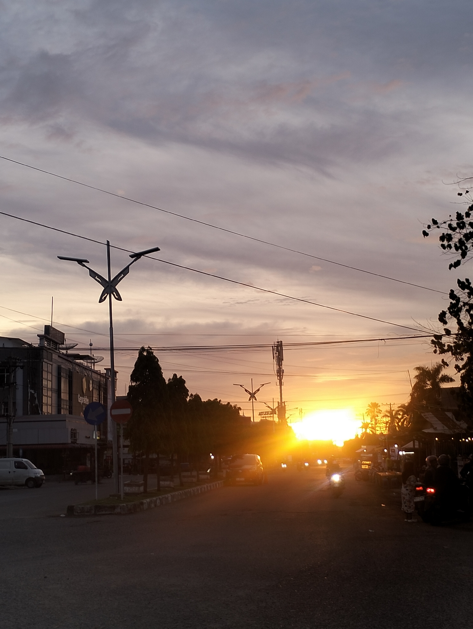 Sunset streets and busy fish markets captured in Lhokseumawe