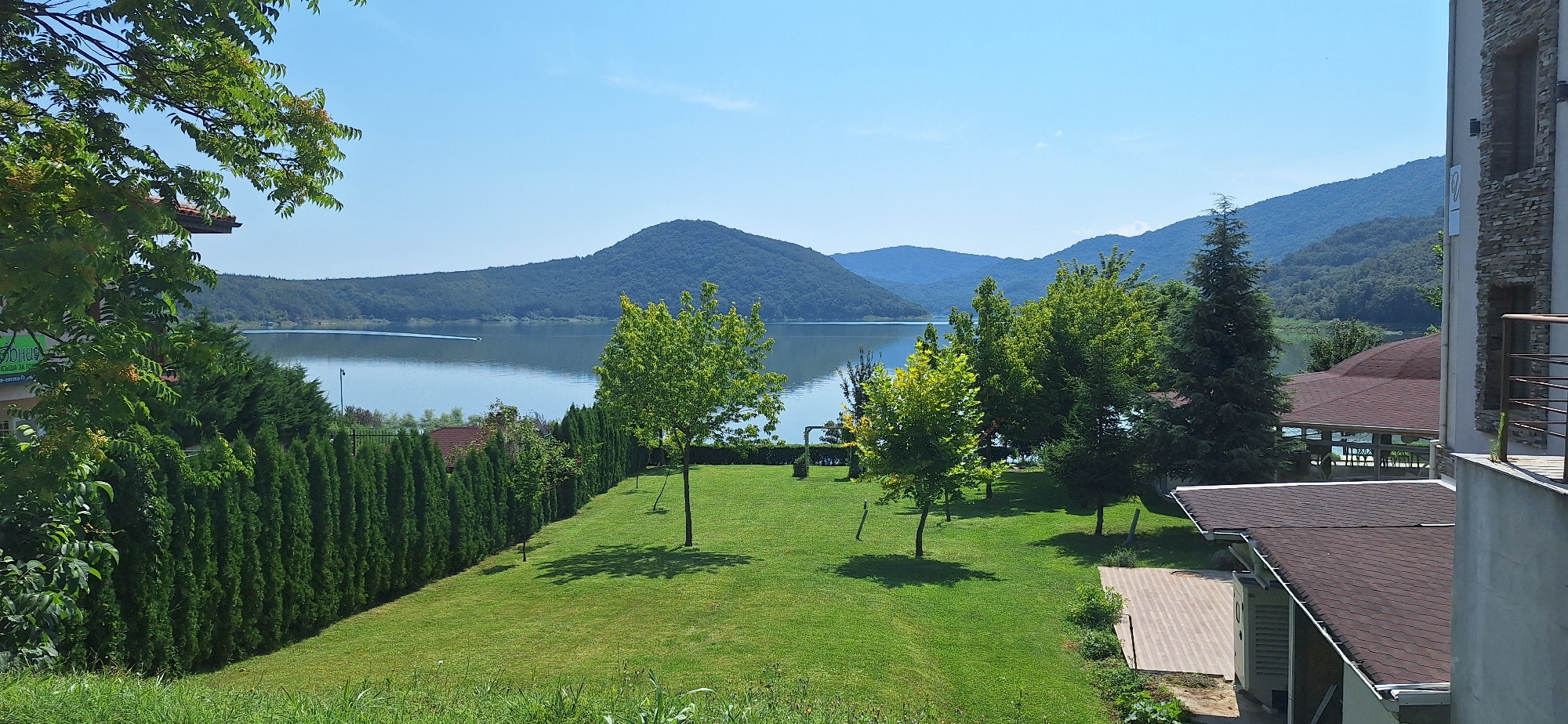 Reservoir views and a lakeside hotel in Asparuhovo, Bulgaria