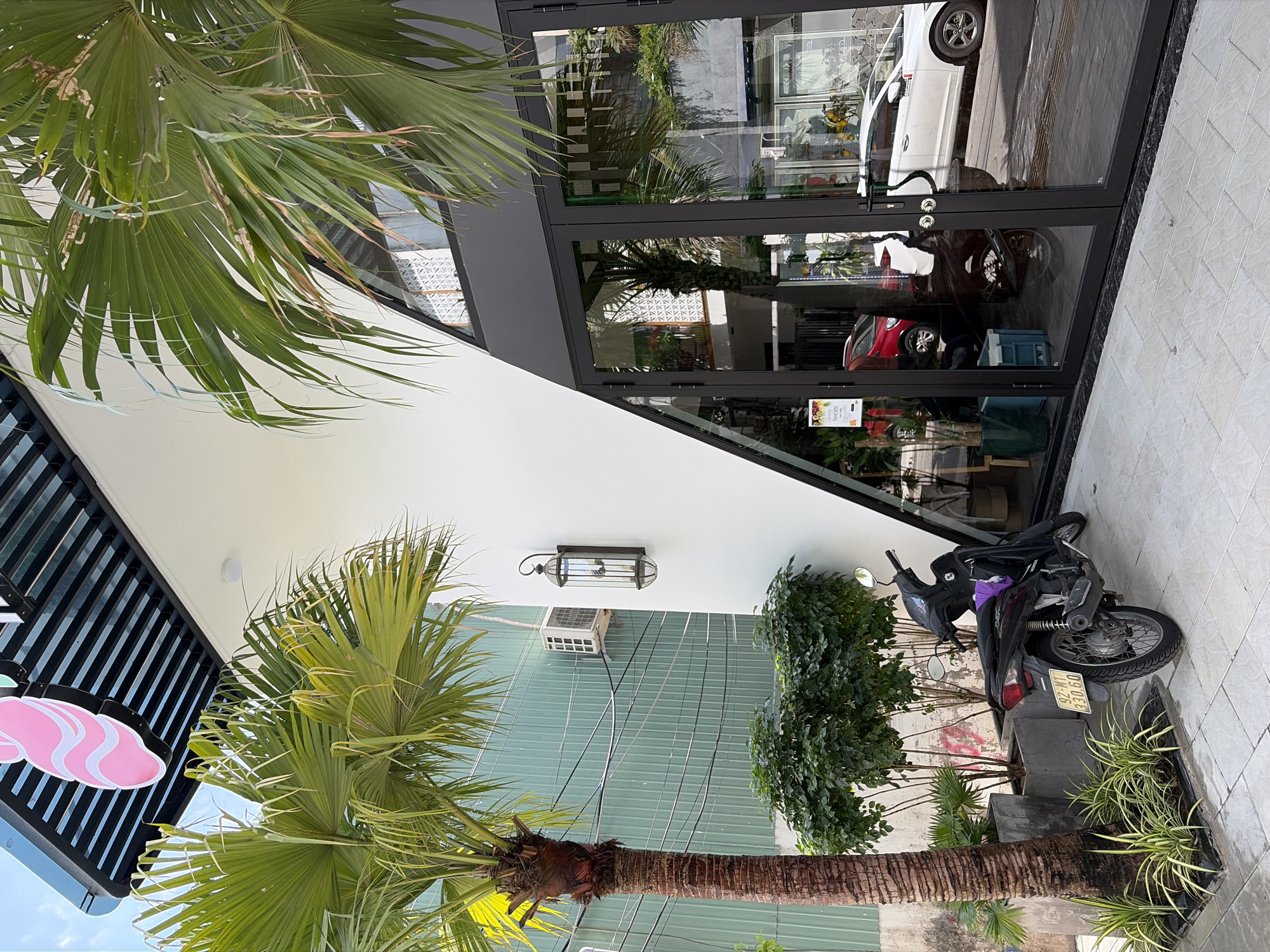Street-level morning snapshots across Đà Nẵng neighborhoods