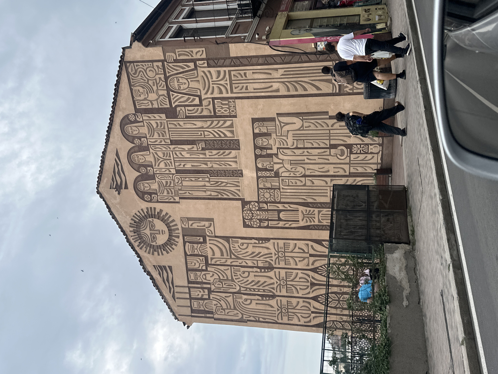 Veliko Tarnovo from afternoon to night, murals to monuments