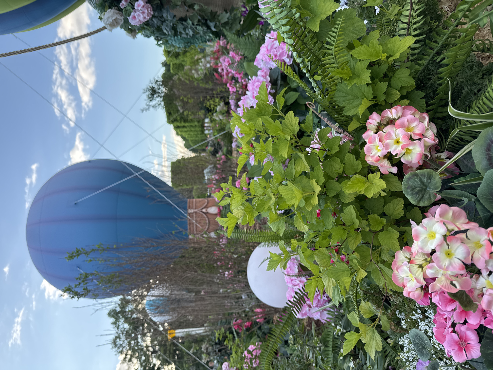 Spring celebration brings families, flowers, hot air balloon to Moscow park