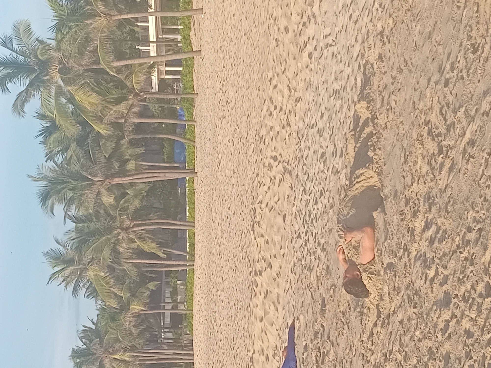 Casual afternoon on a Đà Nẵng beach, people relaxing and moving