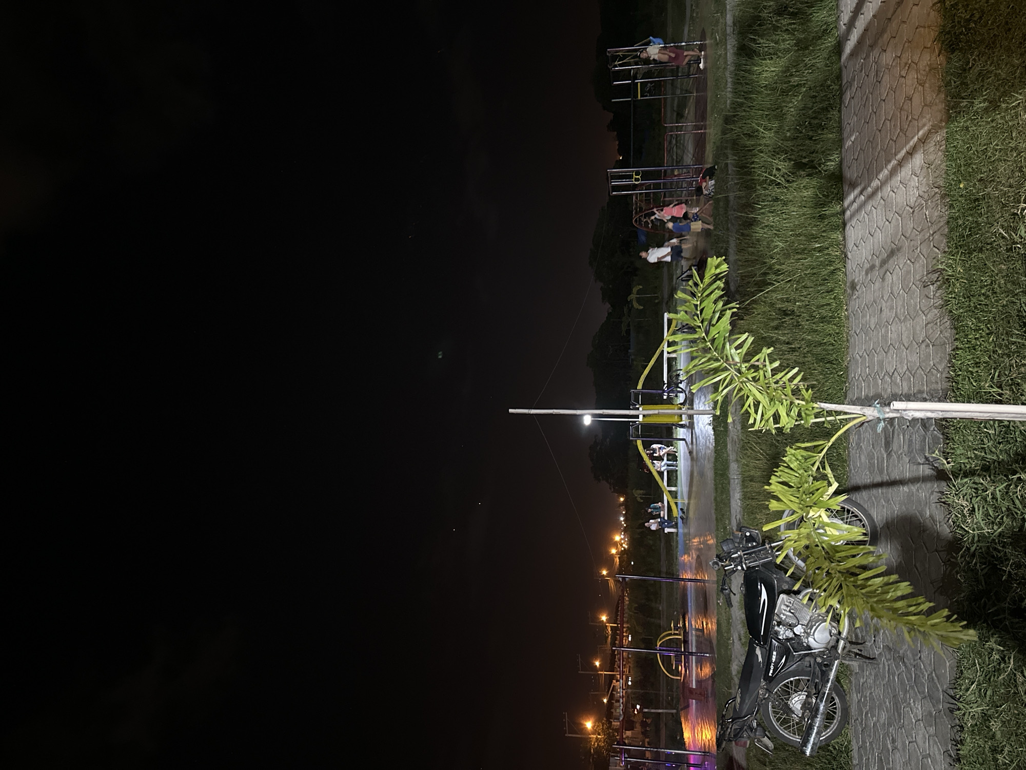 Night market operates in Davao City park area
