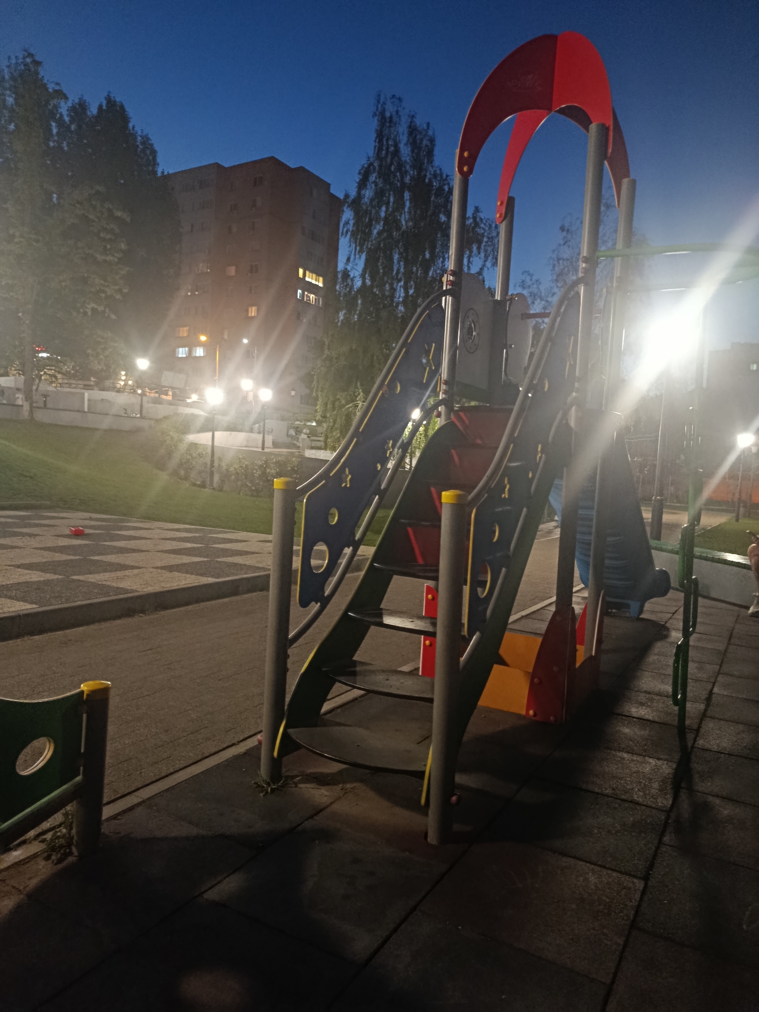 Evening settles over a Chișinău neighborhood park
