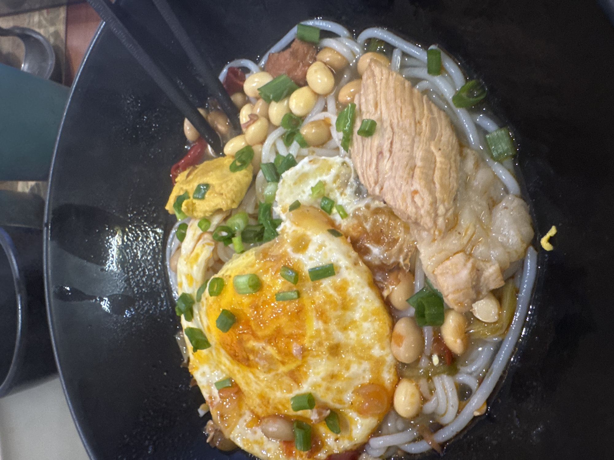 Guesthouse dining and hospitality operations documented in Wulingyuan