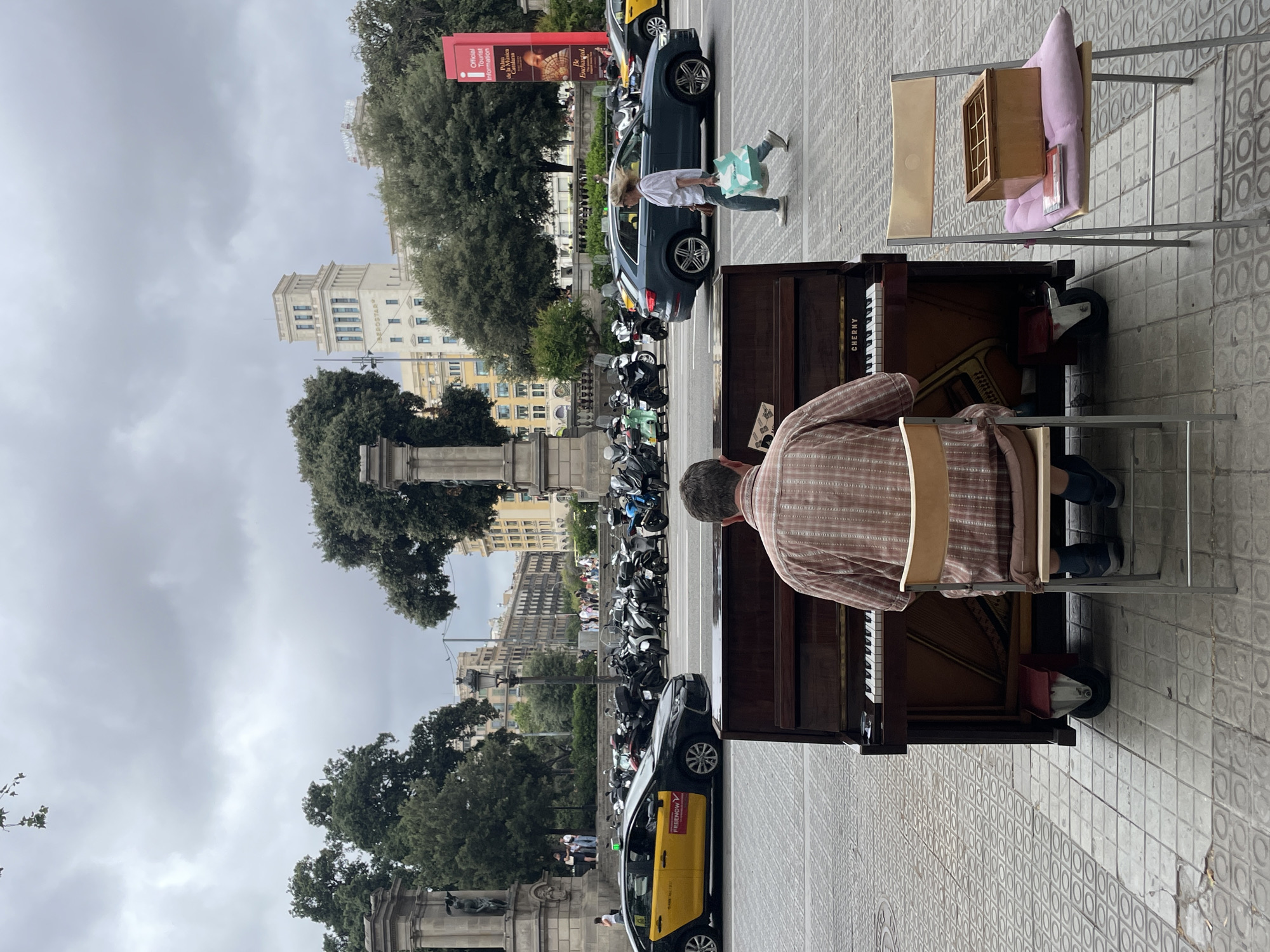 Street pianists and pigeon feeders enliven Barcelona squares