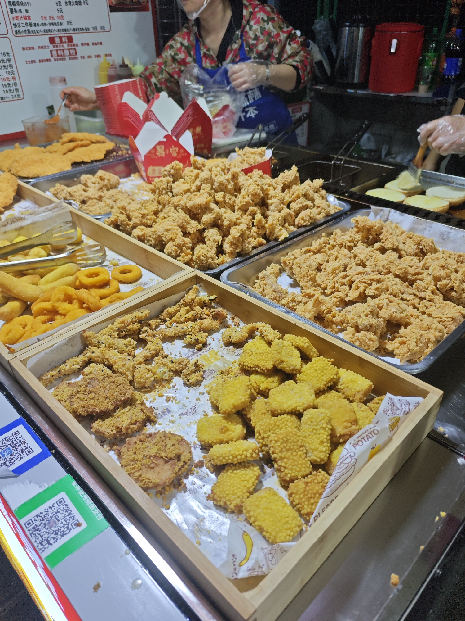 Street food stall draws customers in Shapingba District