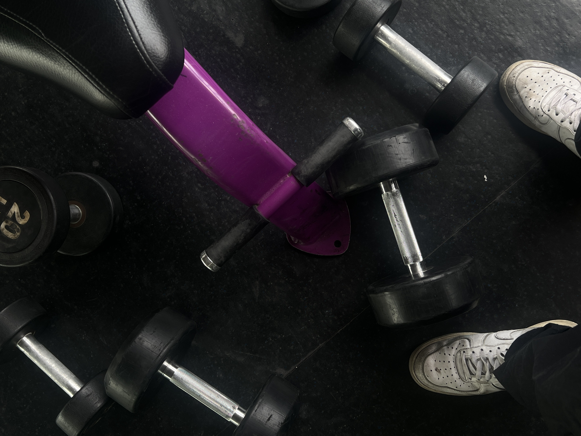 Man takes gym selfie in Mexico City fitness center