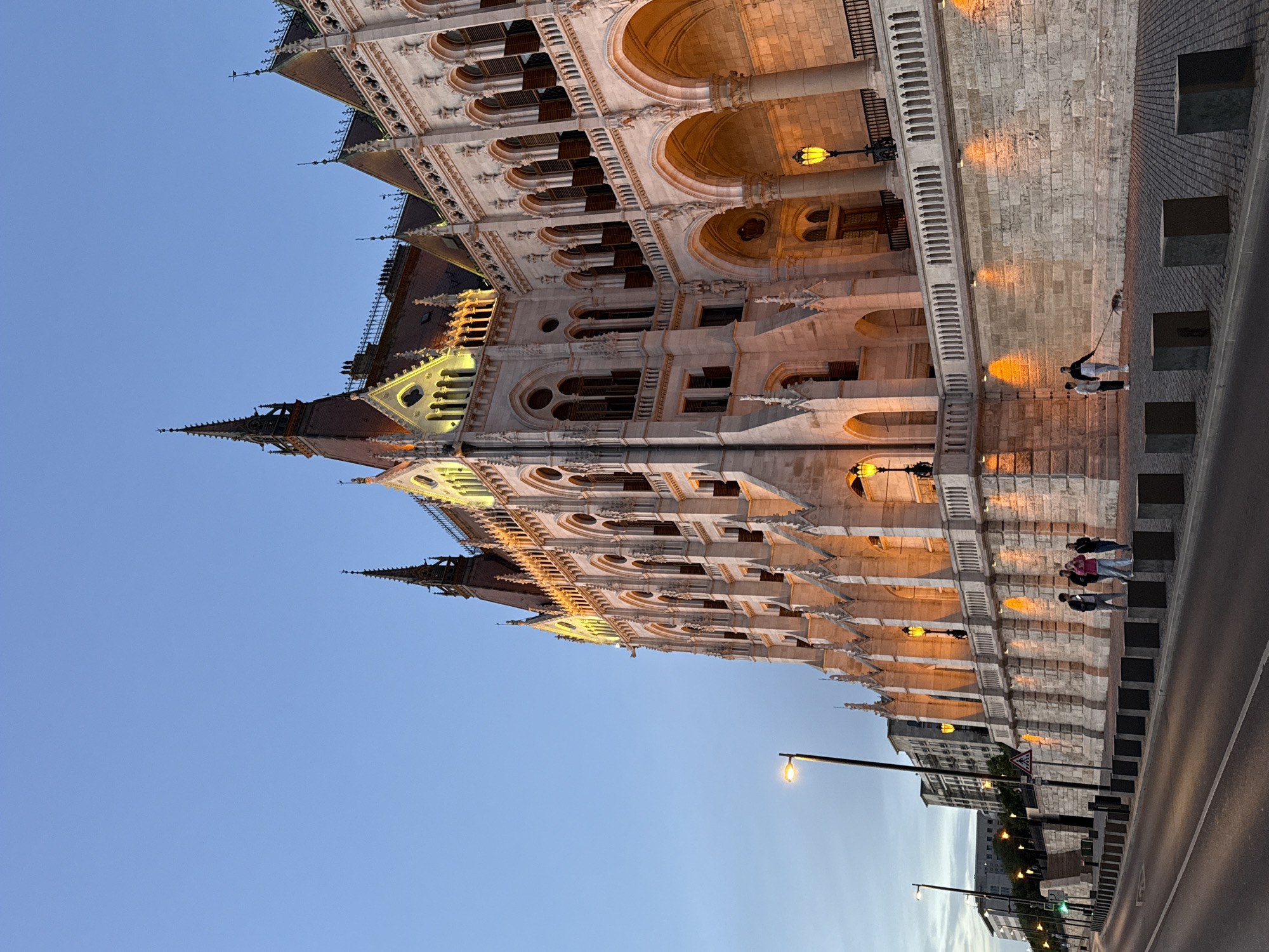 Witness documents Budapest Parliament at dusk during 10-minute riverside walk
