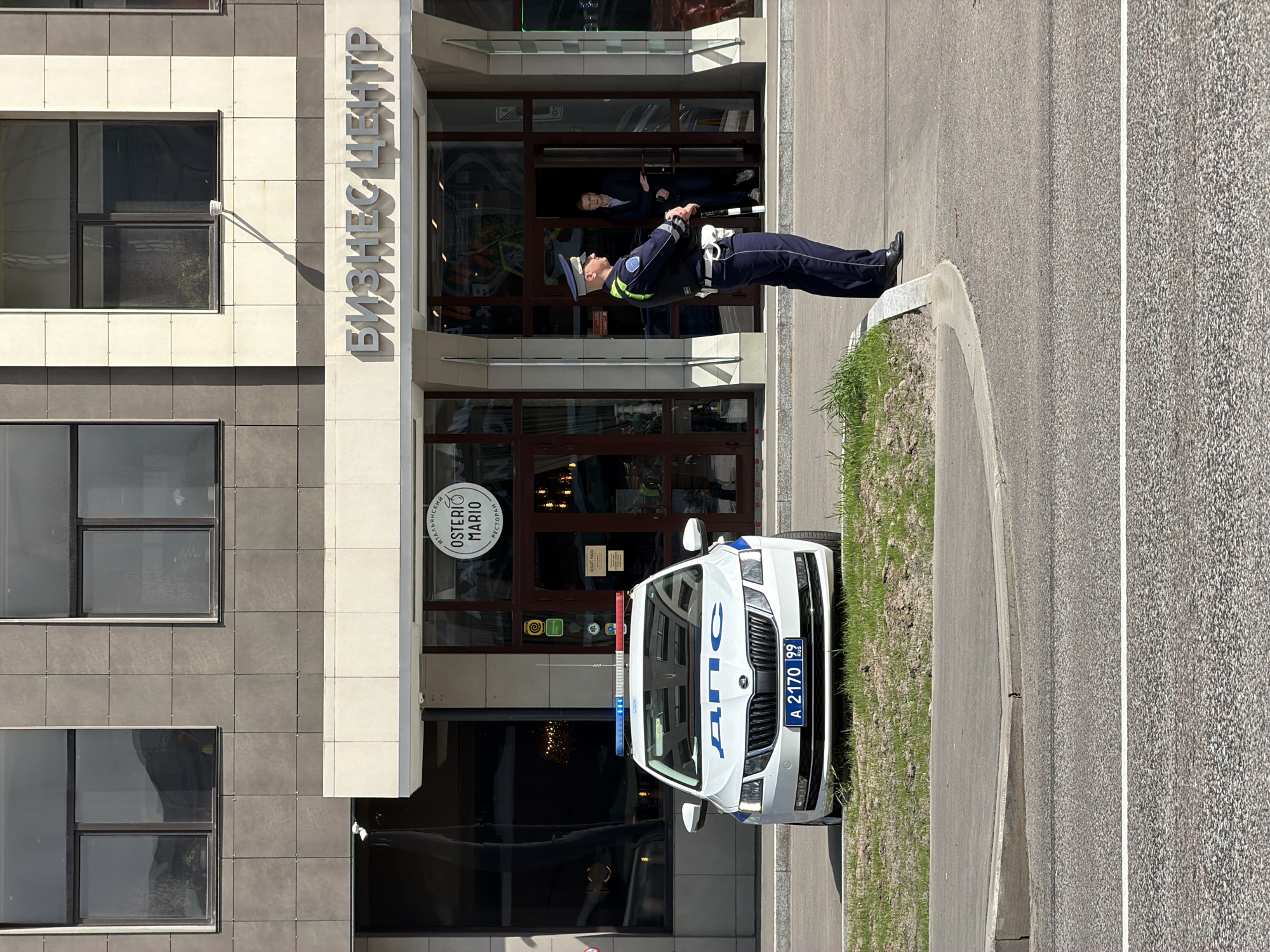Urban scenes: police officer, metal sculpture, vintage car documented
