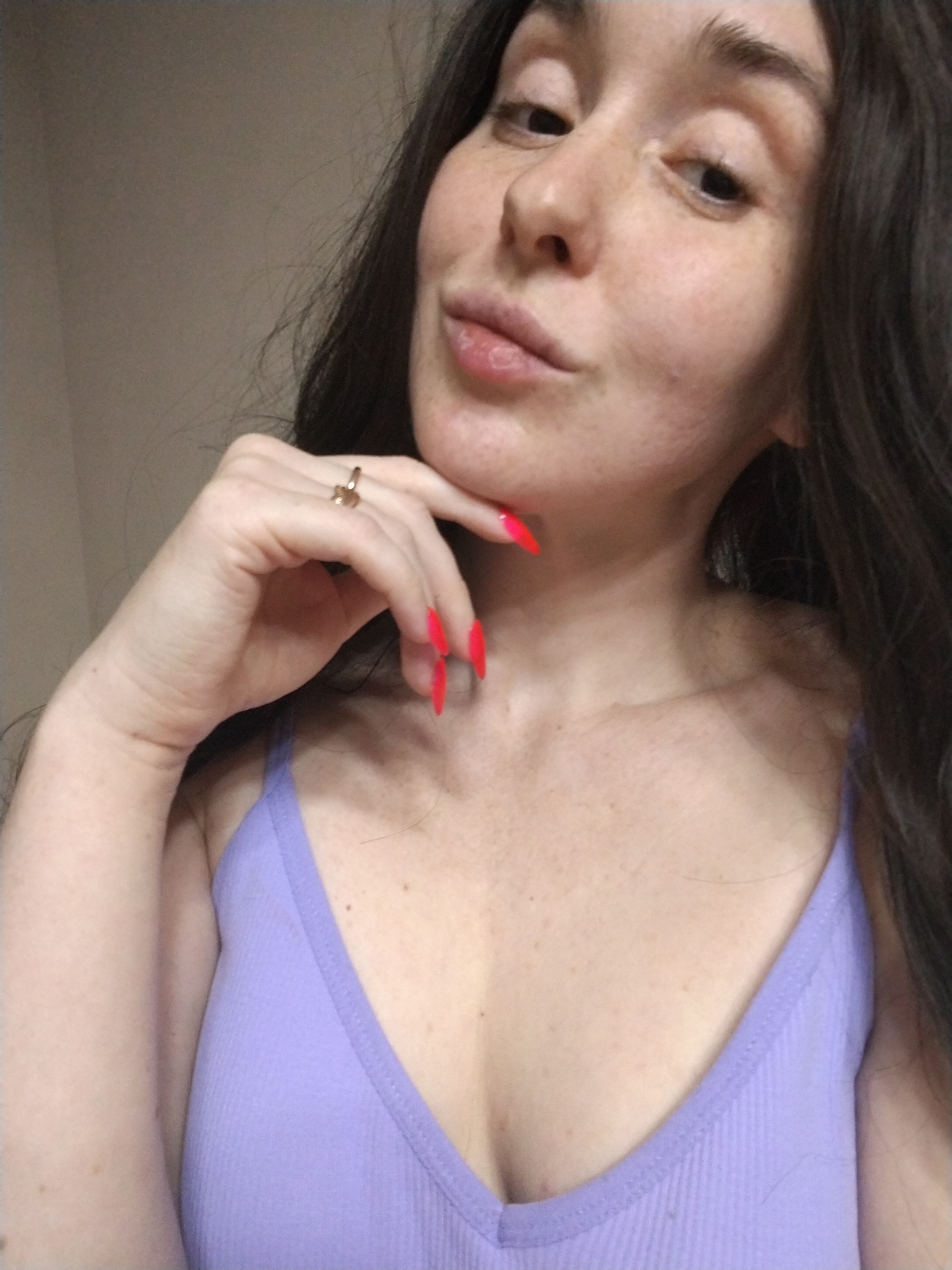 Woman documents personal photo session with accessories in Izhevsk