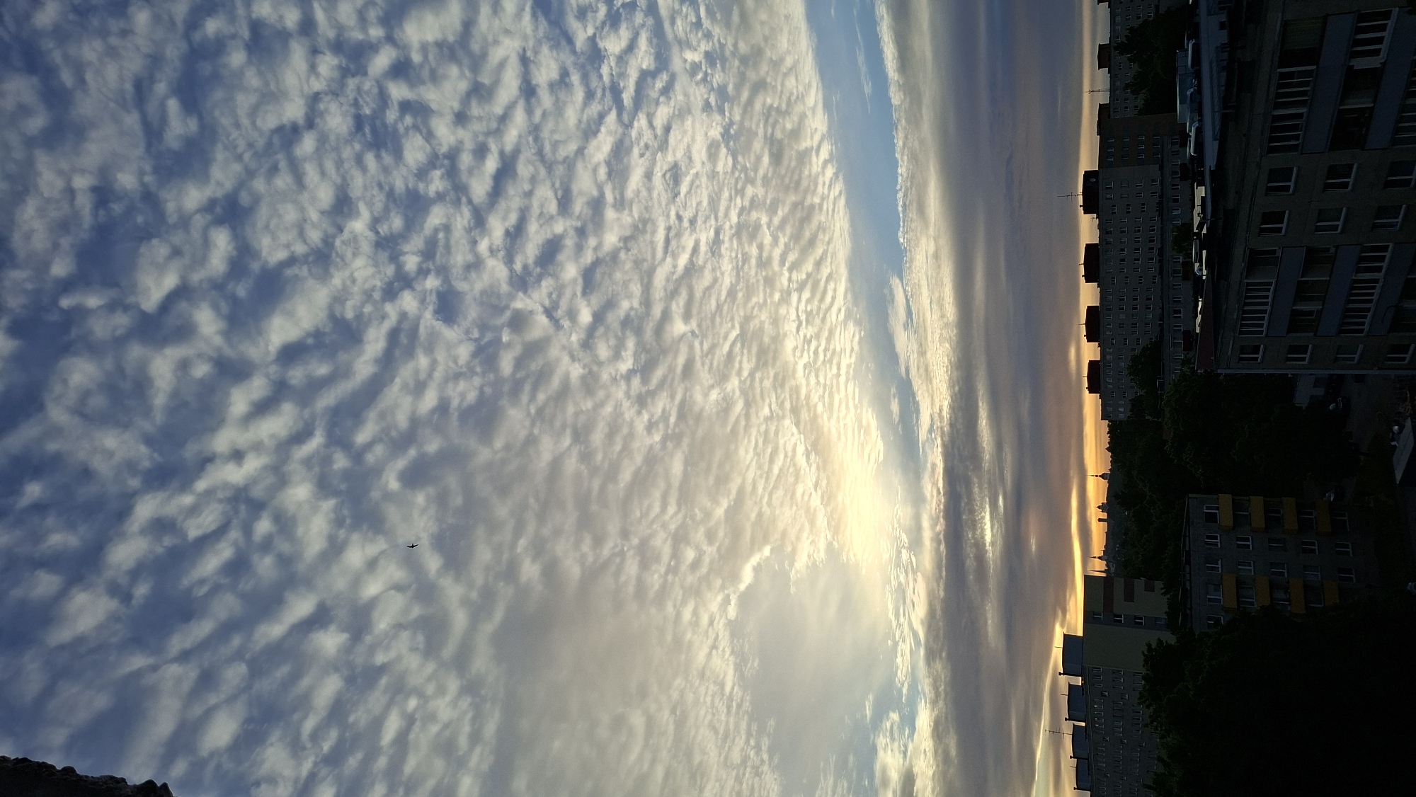 Distinctive rippling cloud patterns observed over Tallinn skyline