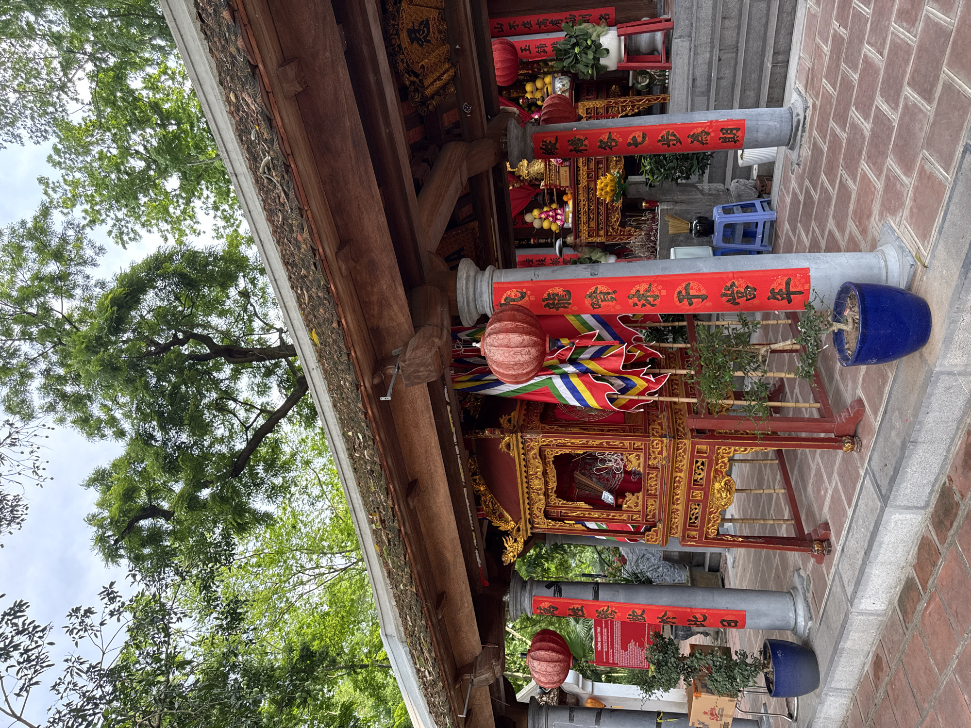 Morning life captured across Hà Nội parks and temples