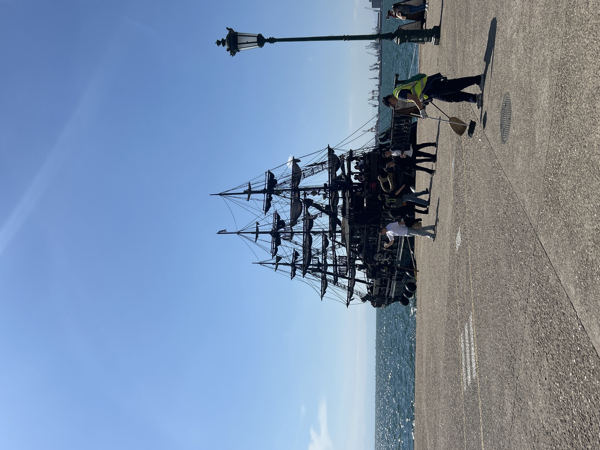 Replica pirate ship draws crowds to Thessaloniki waterfront