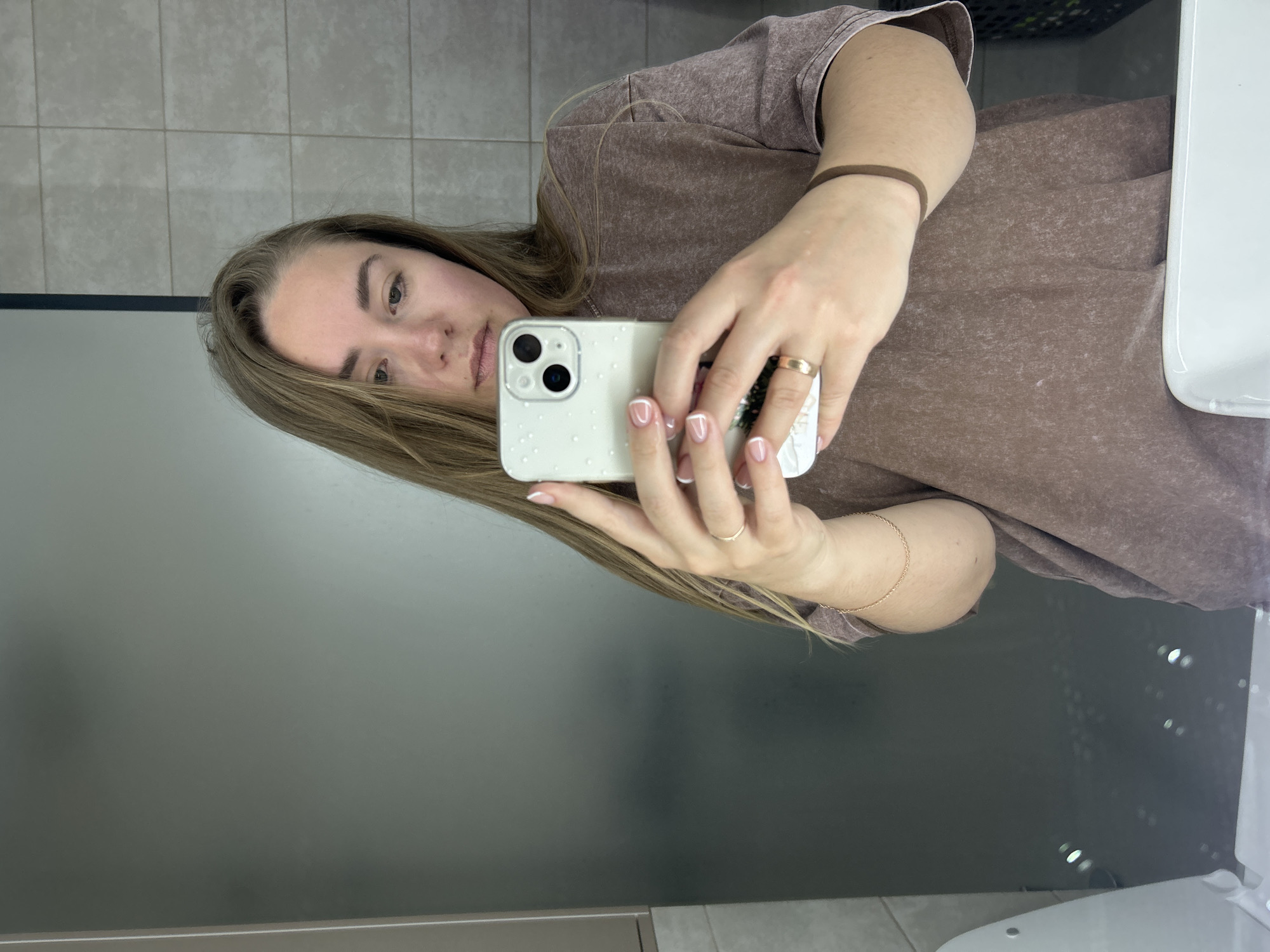 Woman takes bathroom selfie in Chaikovsky, Russia
