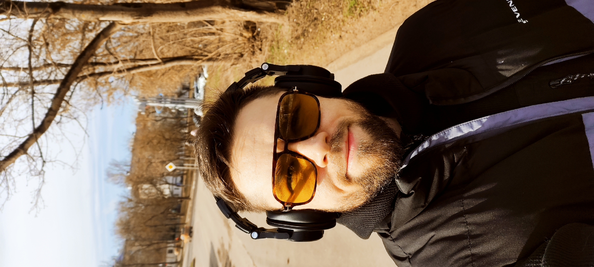 Man with headphones spotted on path in Fryazino