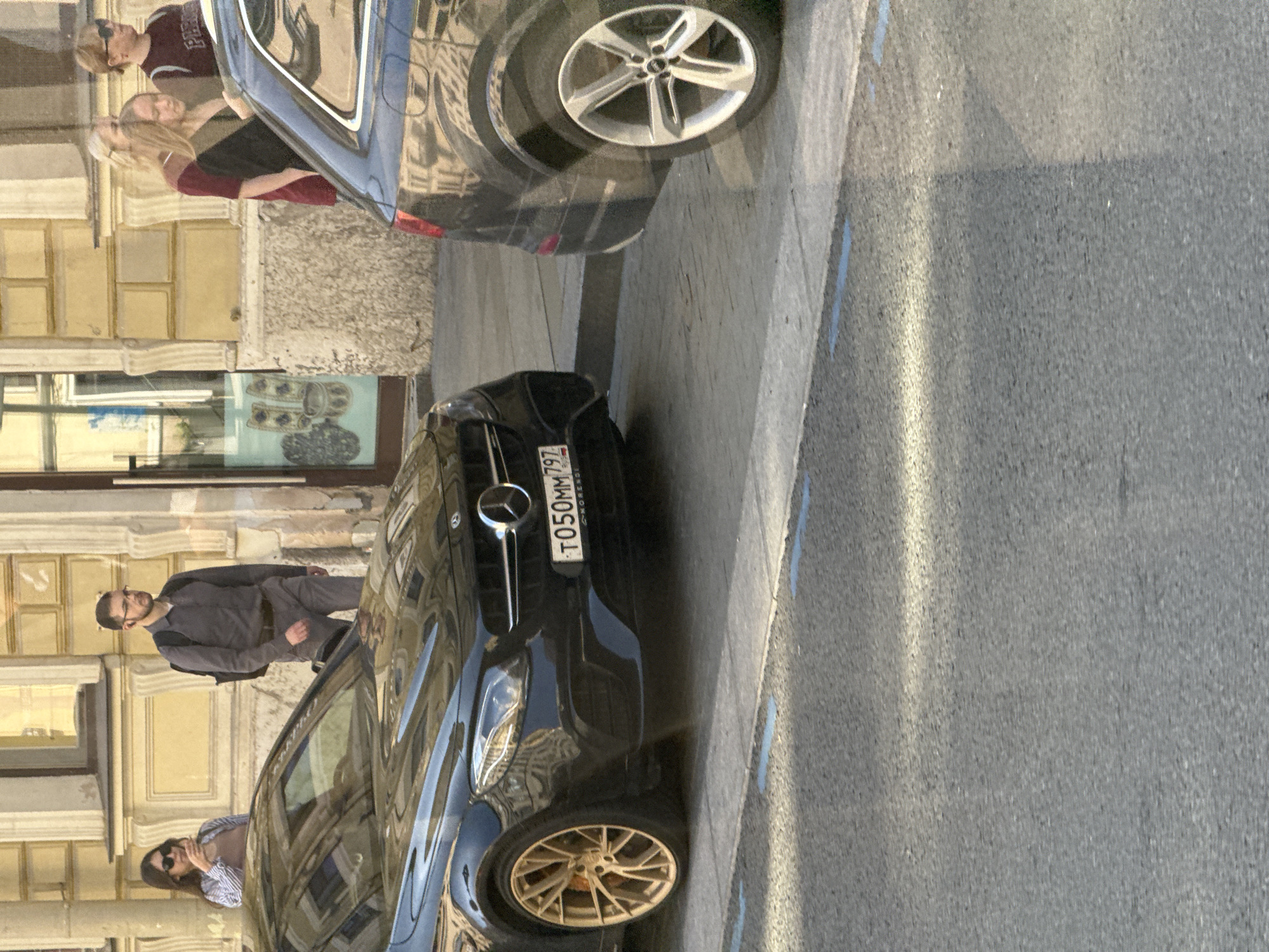 Street scenes documented in Saint Petersburg over two minutes