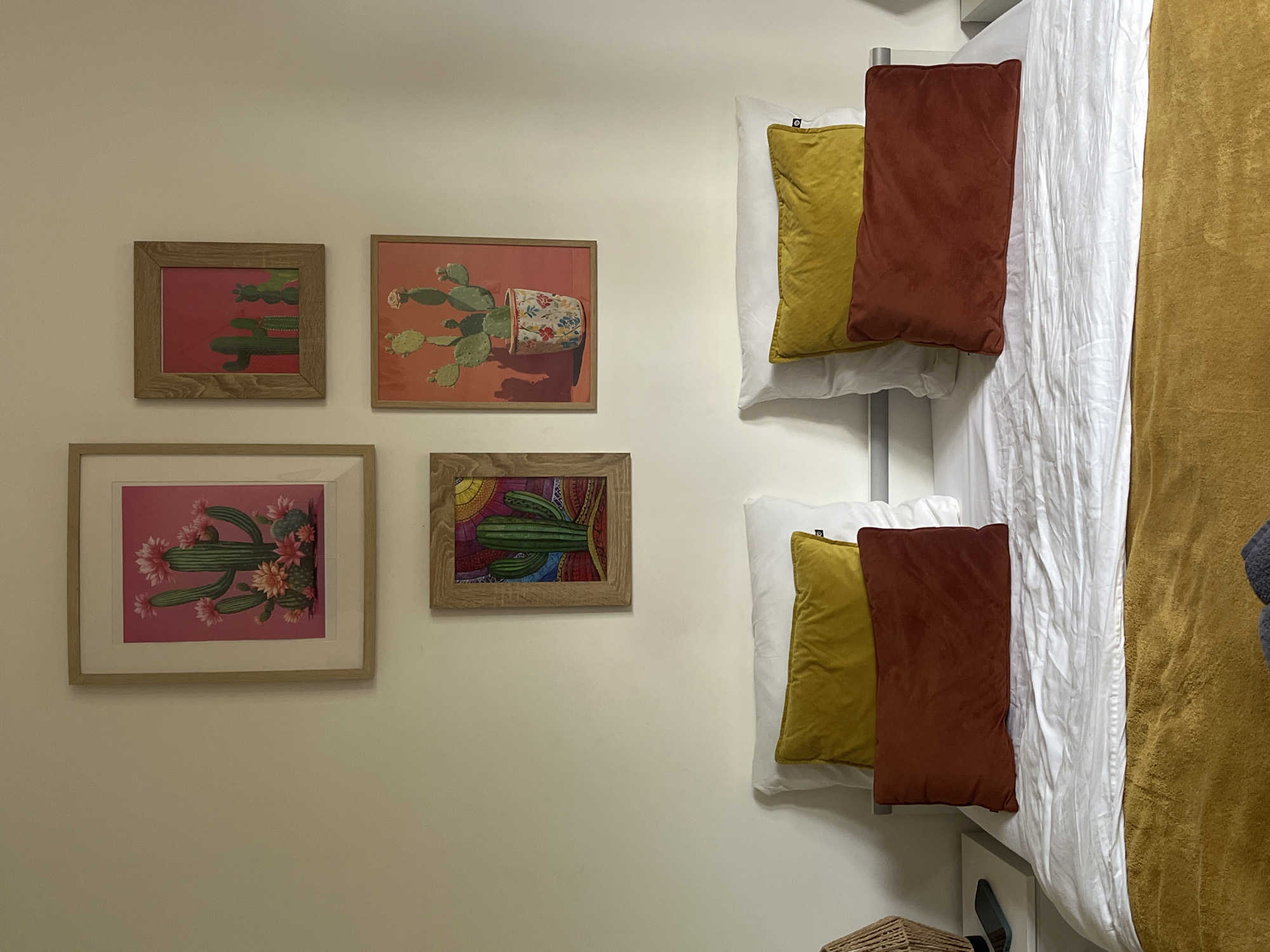 Daily life documented in Vitry-sur-Seine: indoor spaces, street art