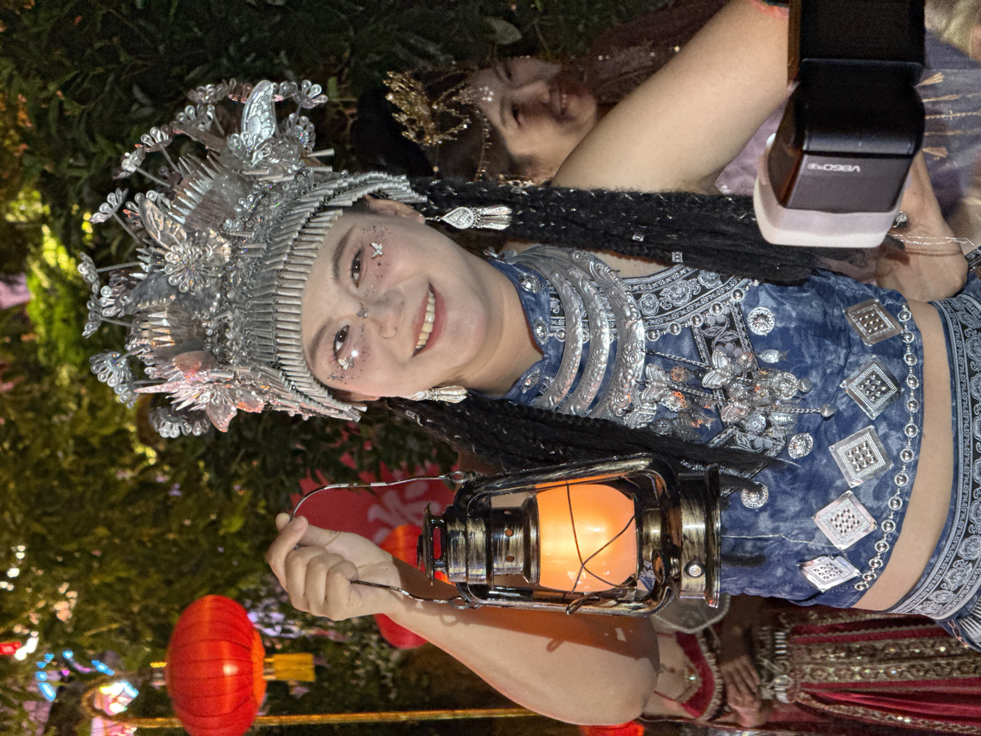 Traditional lantern photography session captures cultural moment in Yuzhong