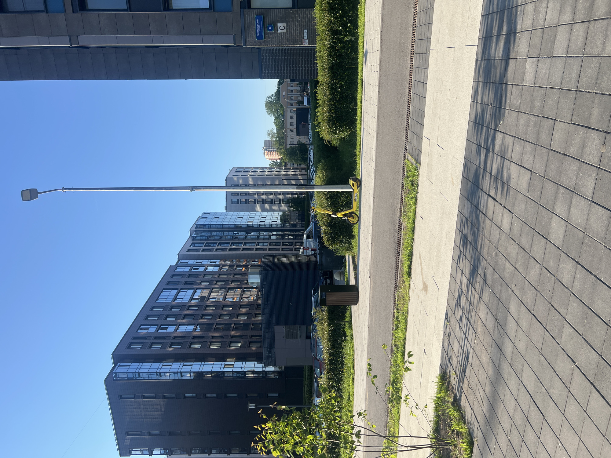 Early morning pedestrian activity documented in Russian residential complex