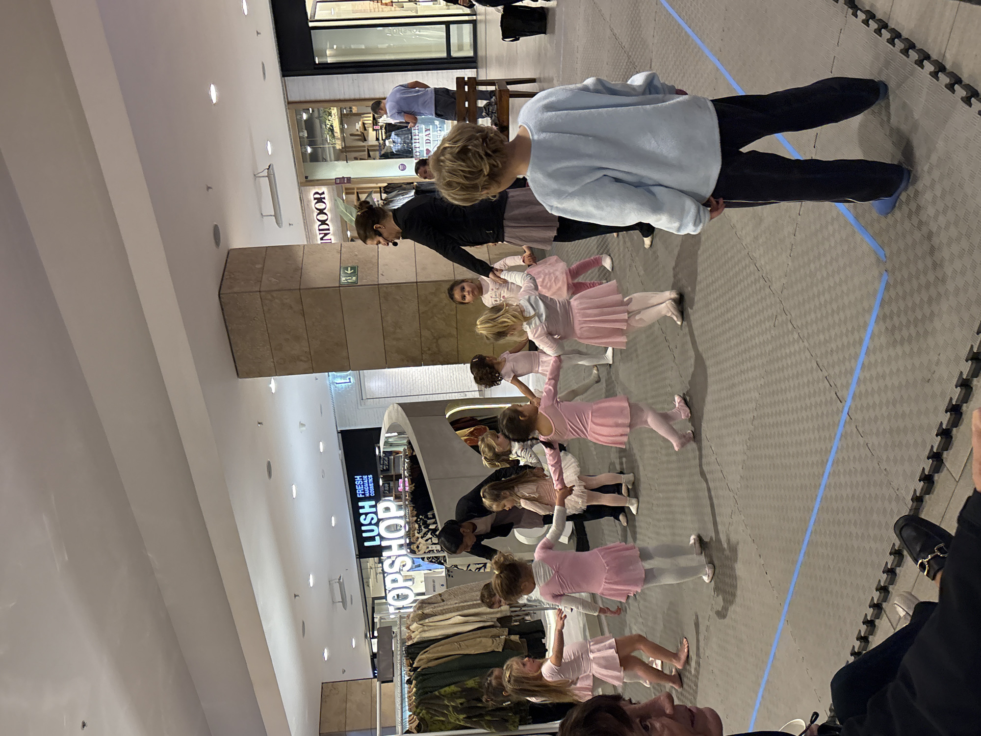 Children's ballet class held in Vitacura shopping mall