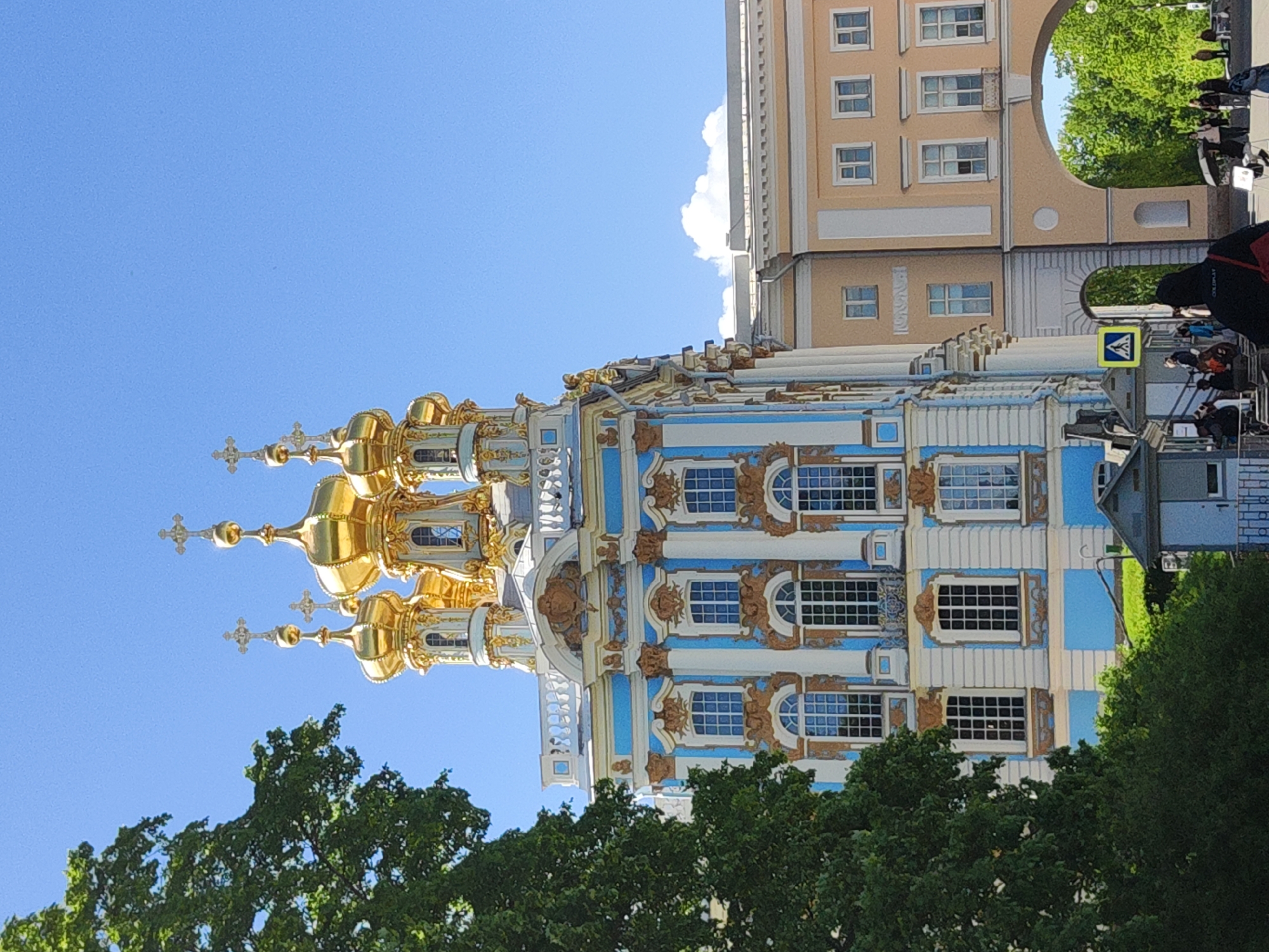 Tourist documents Catherine Palace and spring blooms in Pushkin