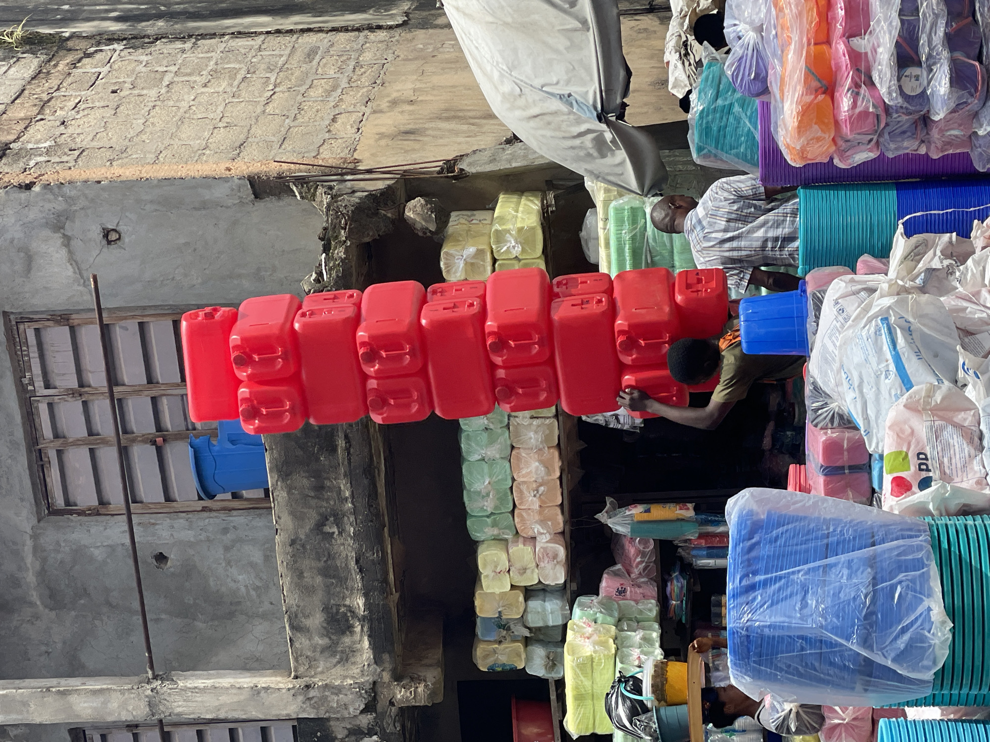 Fegge market in full swing: plastic goods and bulk cargo moving fast
