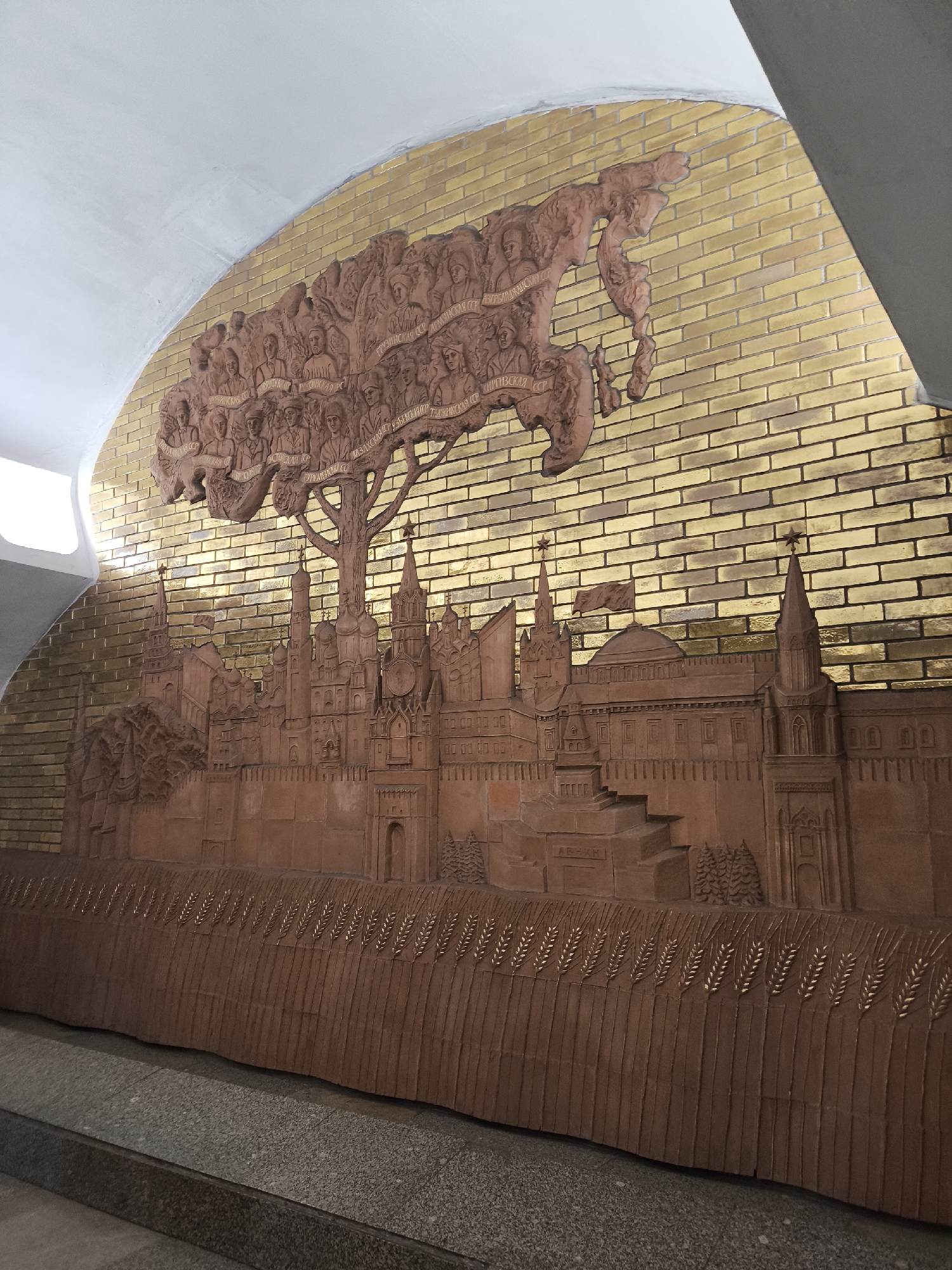 Witnesses document ornate Moscow Arbatskaya metro station architecture, reliefs