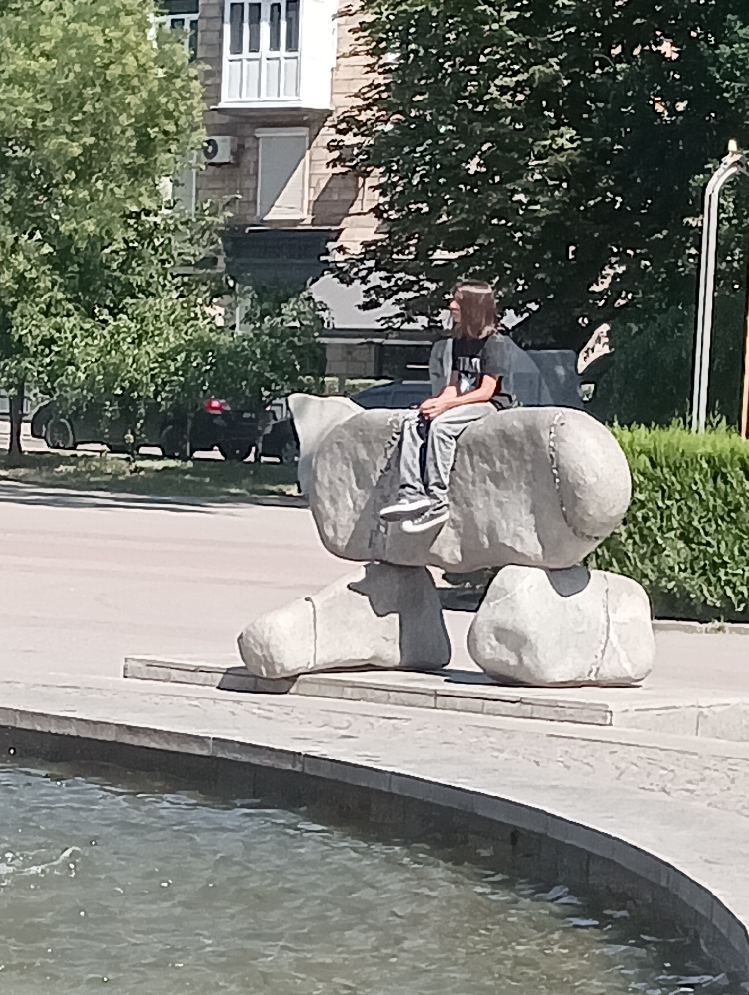 Midday stroll through a Ukrainian city's parks and streets