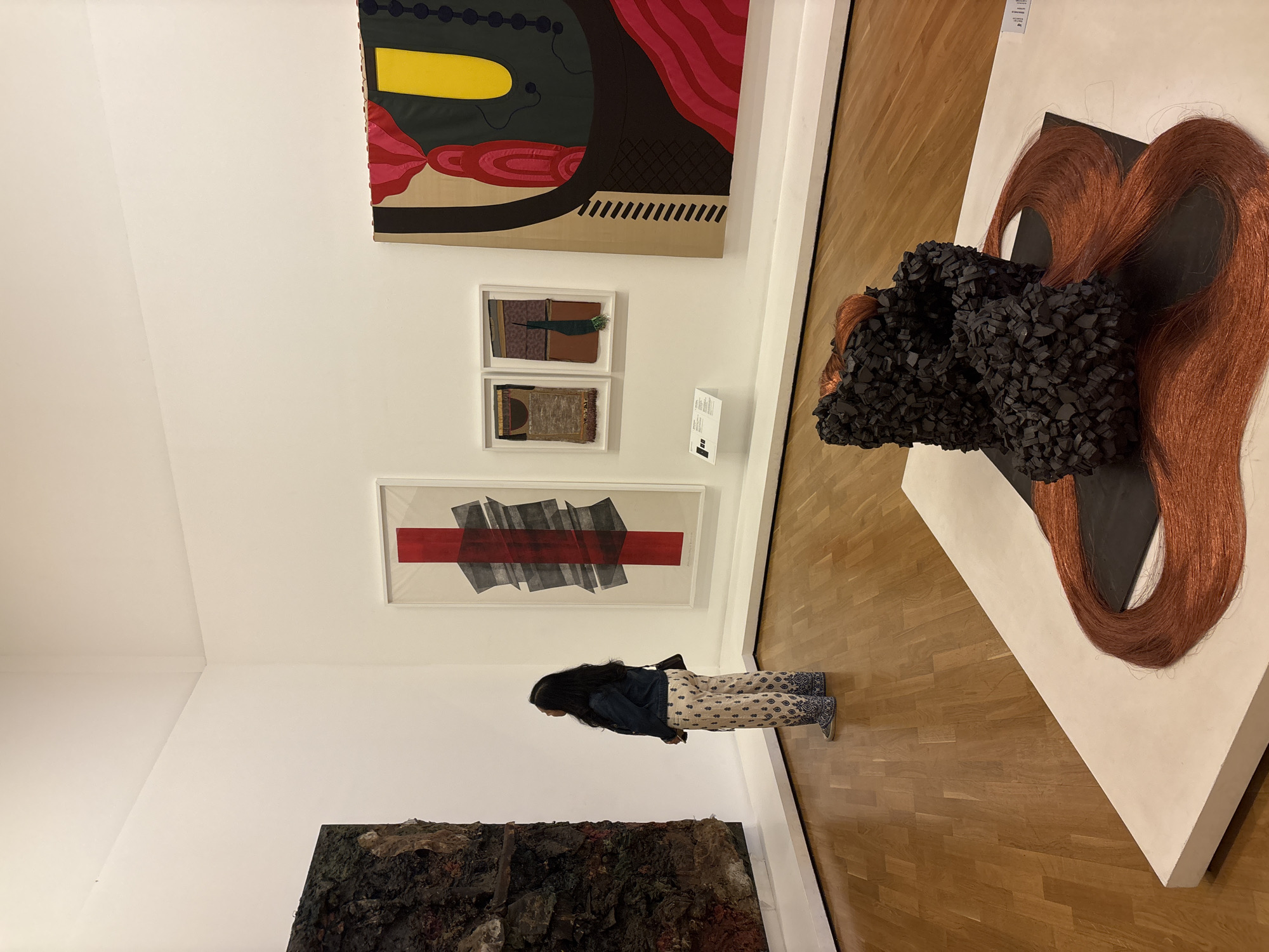 Evening gallery visits capture São Paulo art scene activity