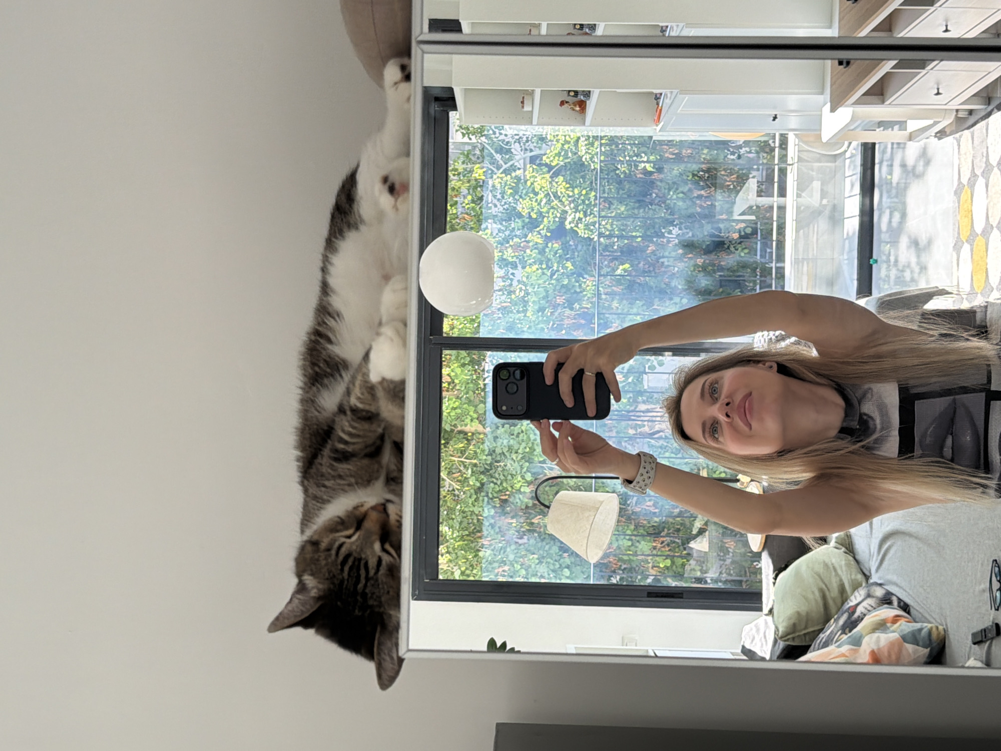 Morning at home in Bat Yam: selfies, a lazy cat, and fresh tomatoes