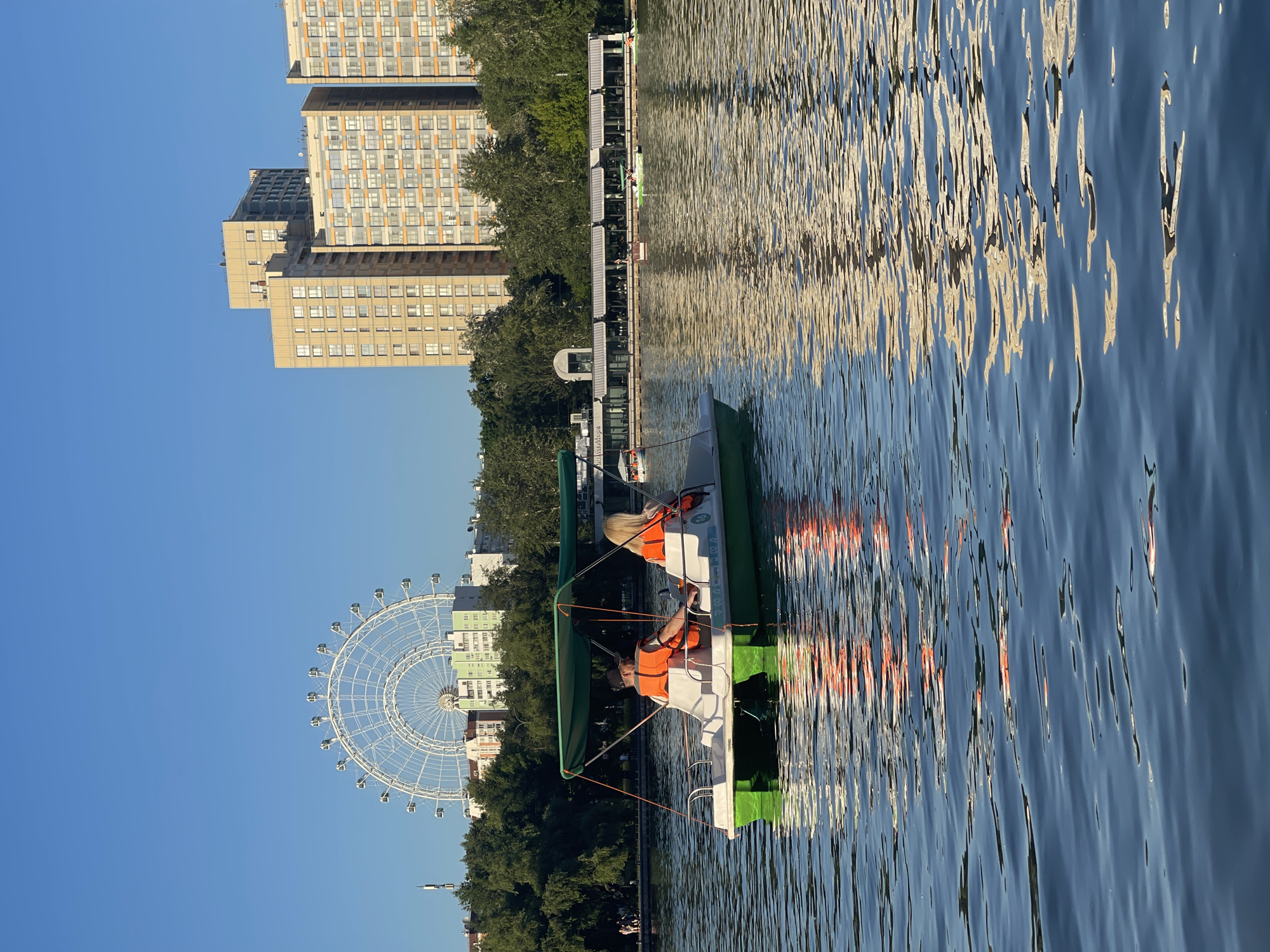 Afternoon boating activity recorded at Moscow park lake