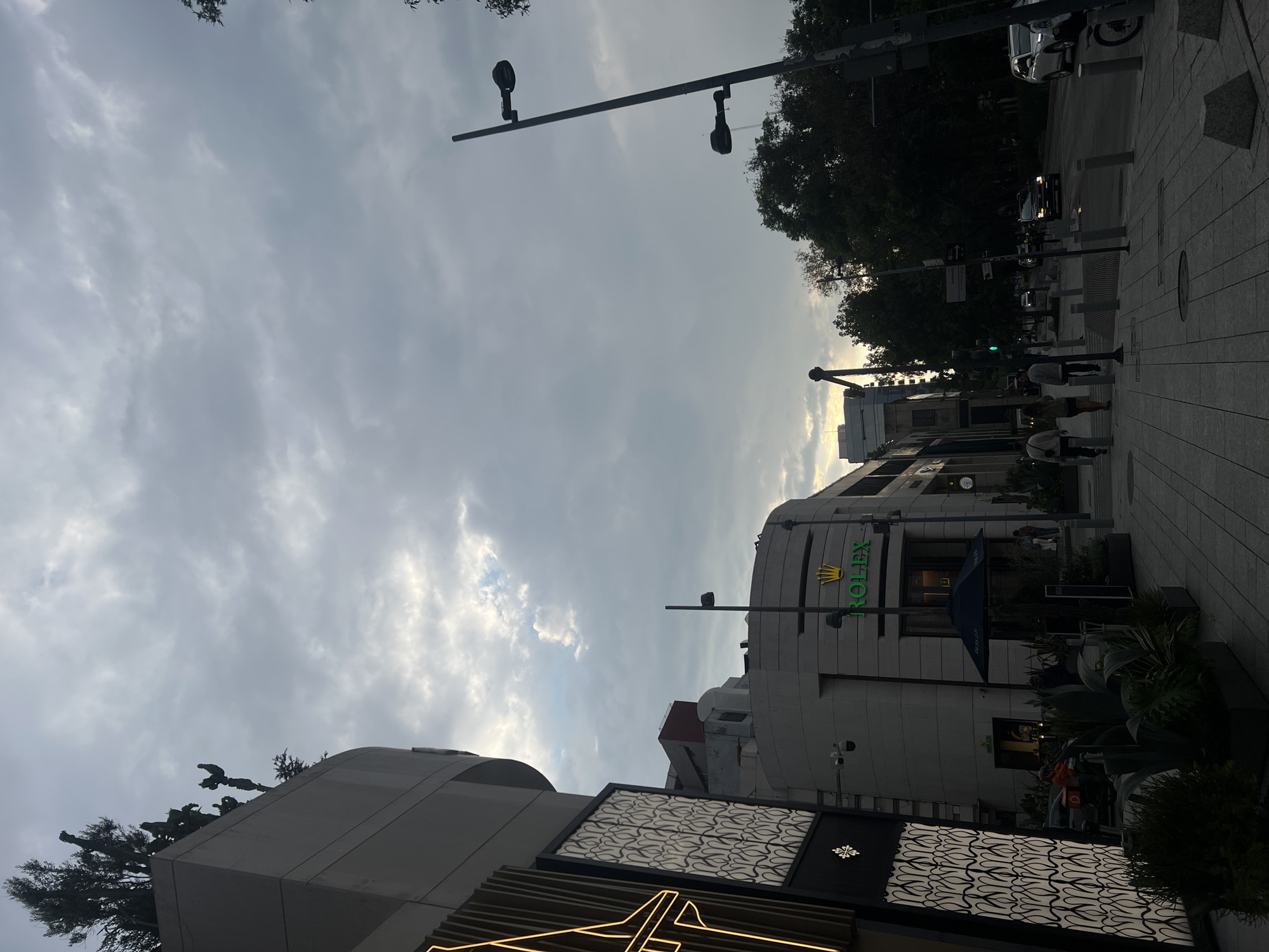 Evening café visit and street observations in Mexico City
