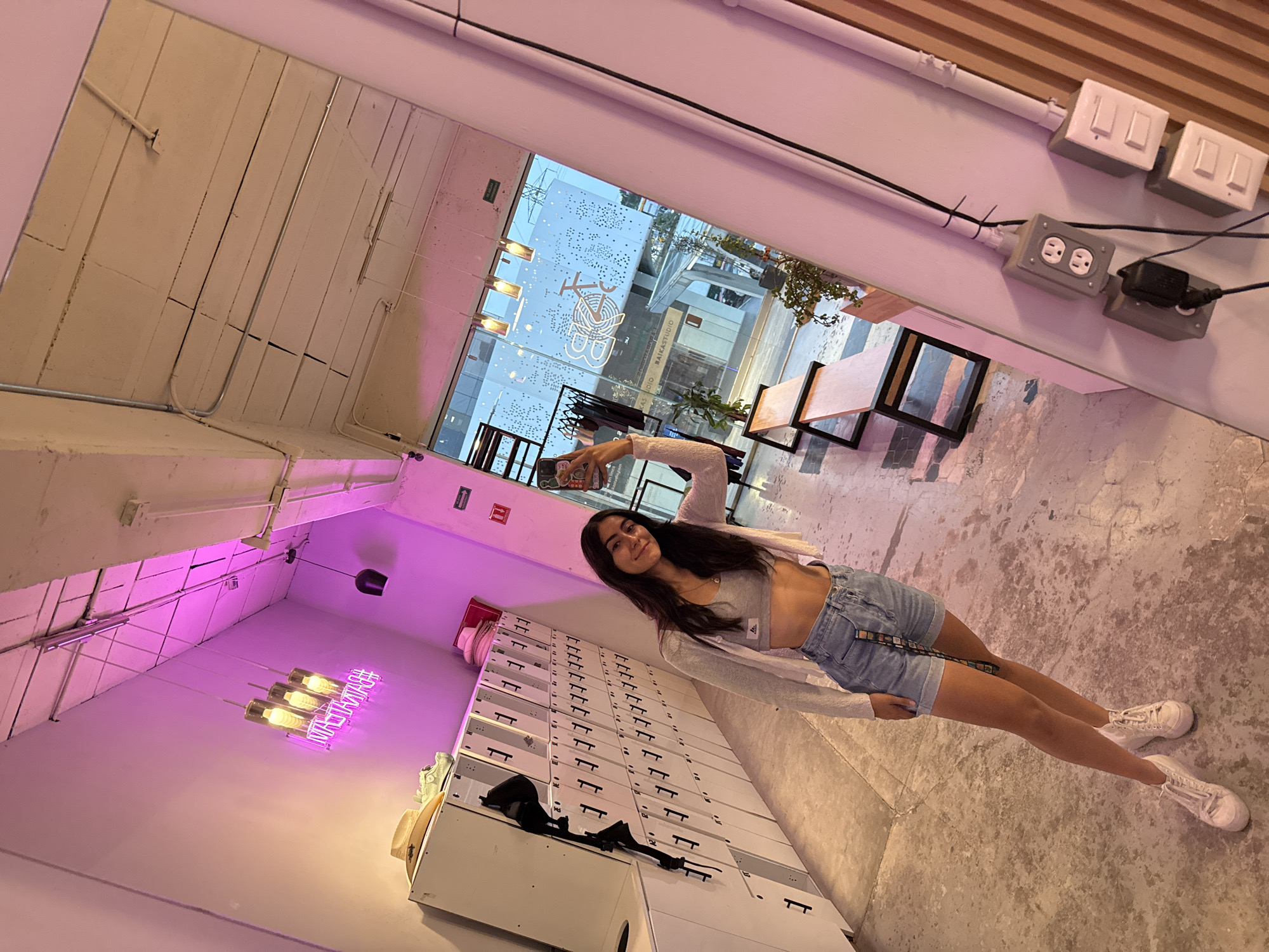 Woman takes late-night selfies at Puebla fitness studio