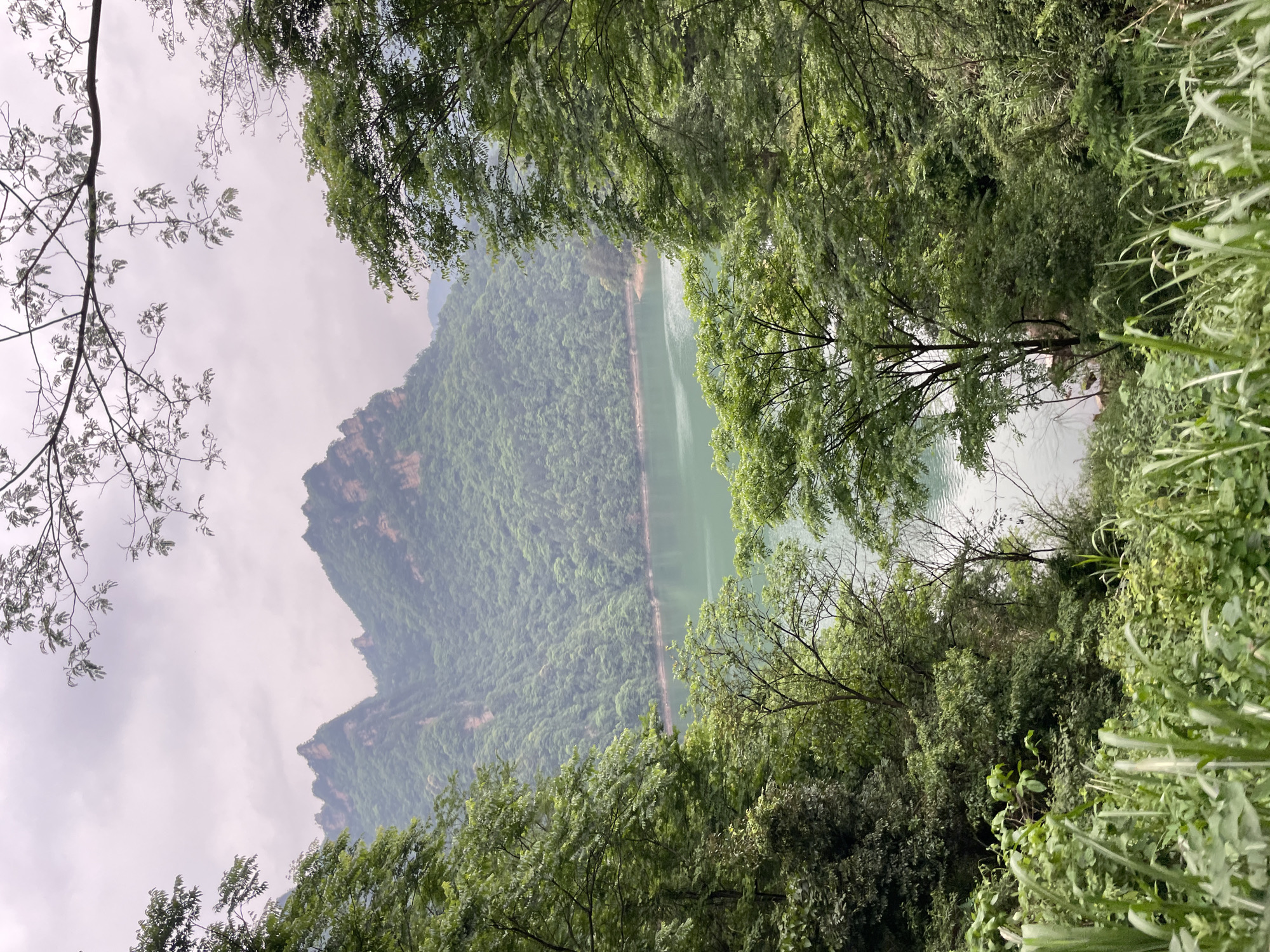 Tourist captures scenic lake views in Wulingyuan mountains