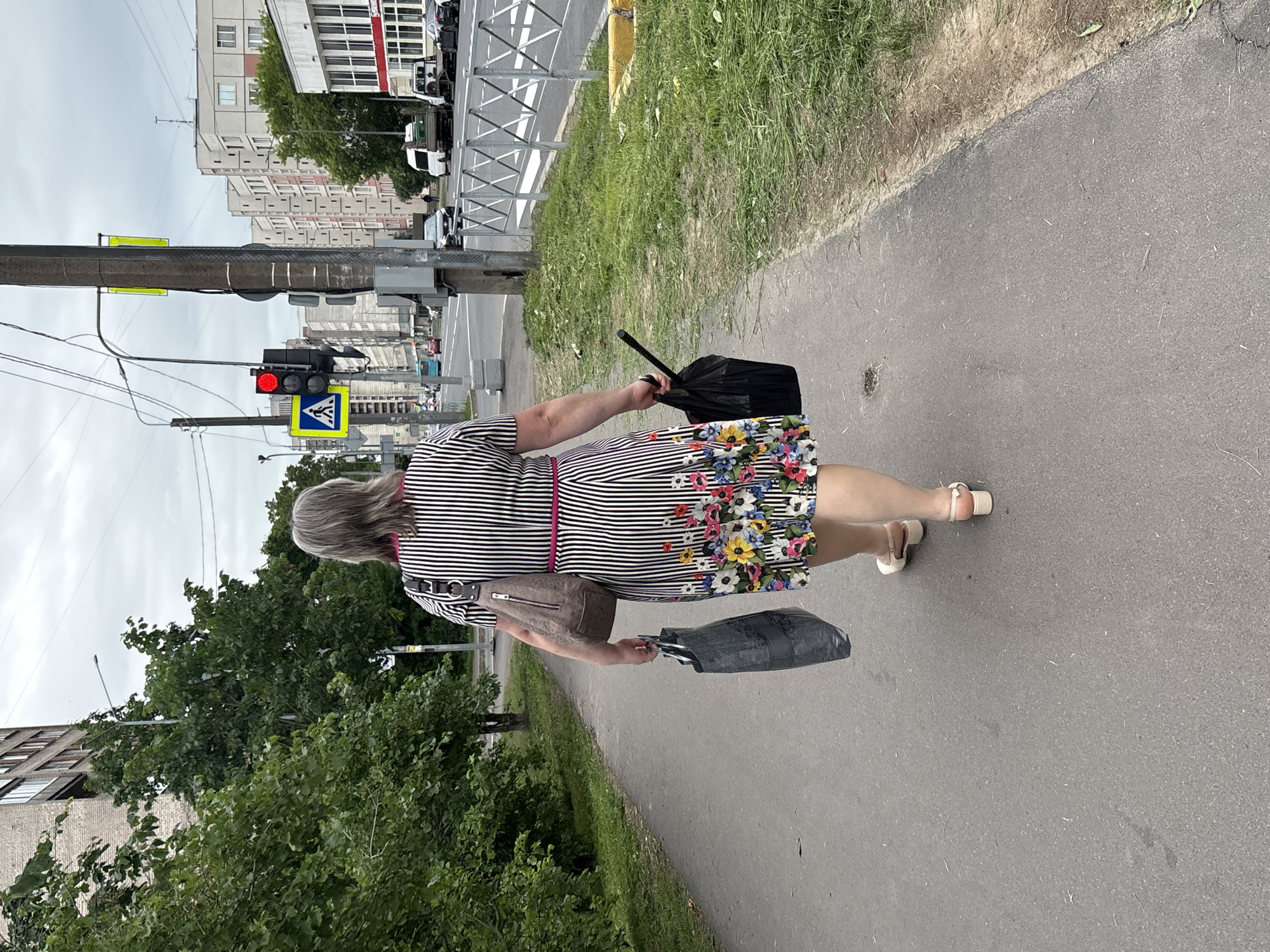 Everyday life glimpses captured in Shushary: walking, salad preparation
