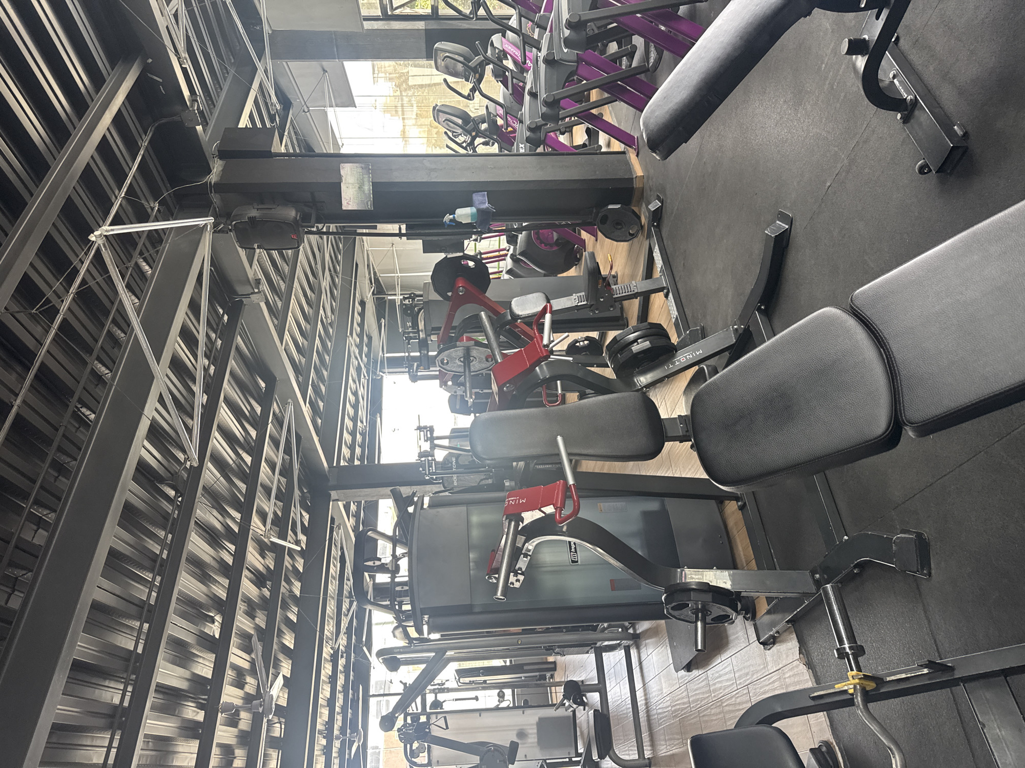 Gym facility documented in Puebla with exercise equipment