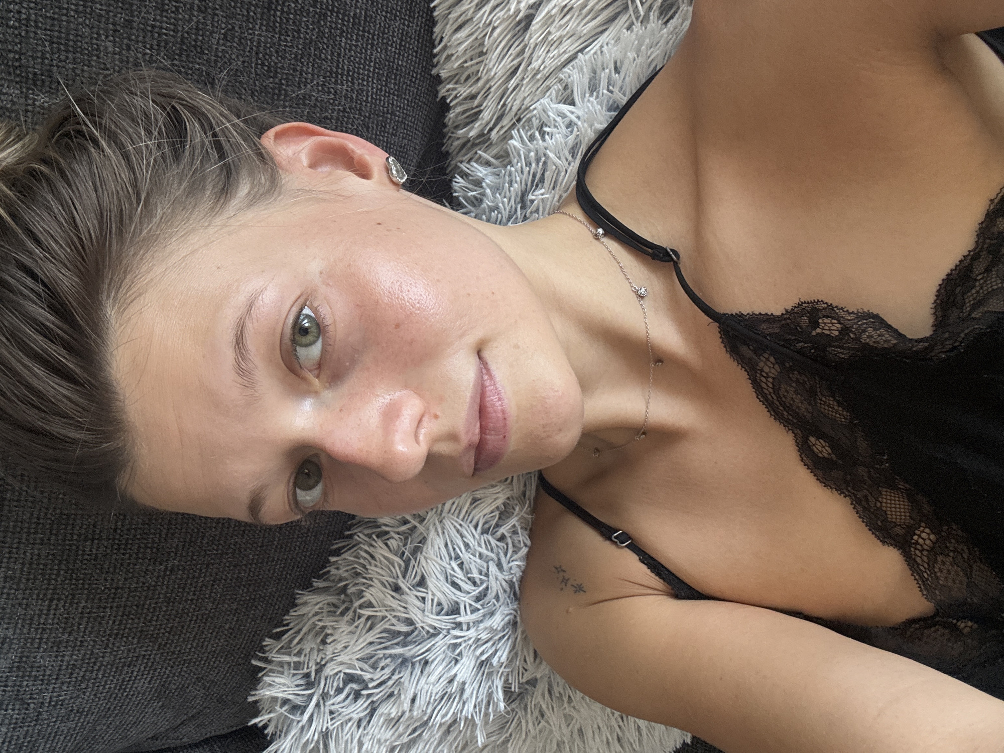 Slow morning on the couch with chocolate cake, Sofia